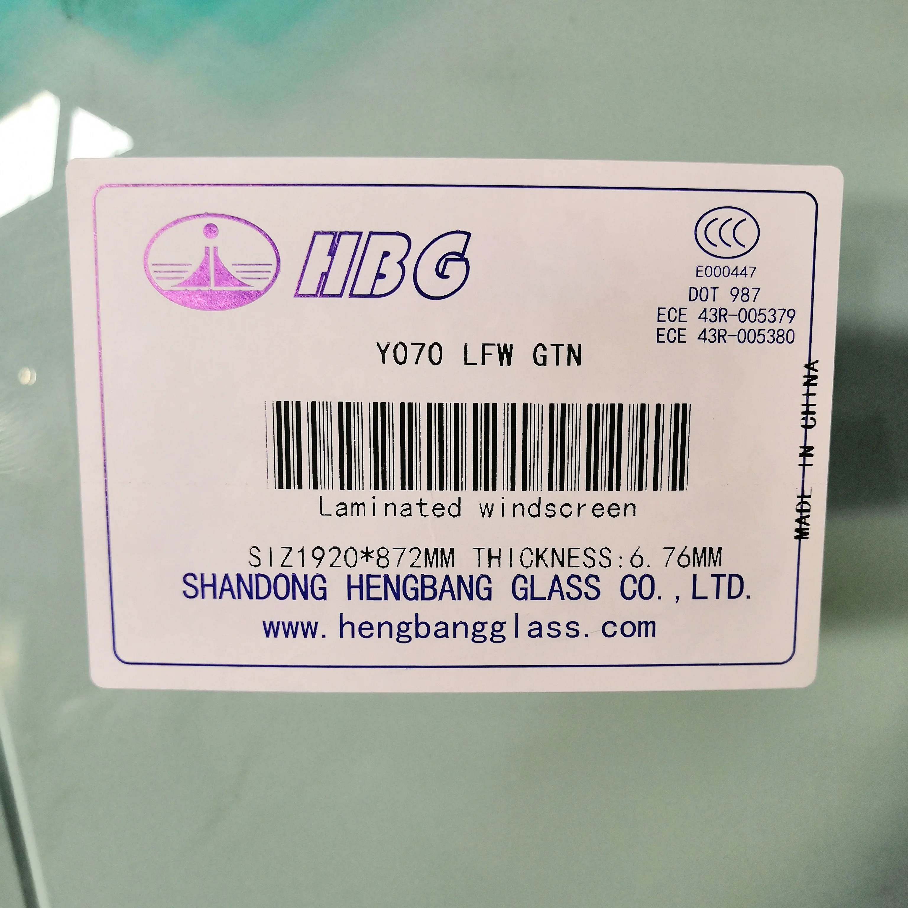 Y070  truck front  windshild laminated glass