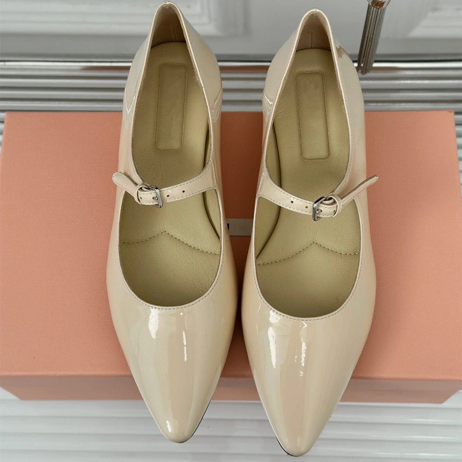 Wholesale fashionable new spring design Flat ballet pointed toe women pump shoes simple patent leather Mary jane ladies shoes