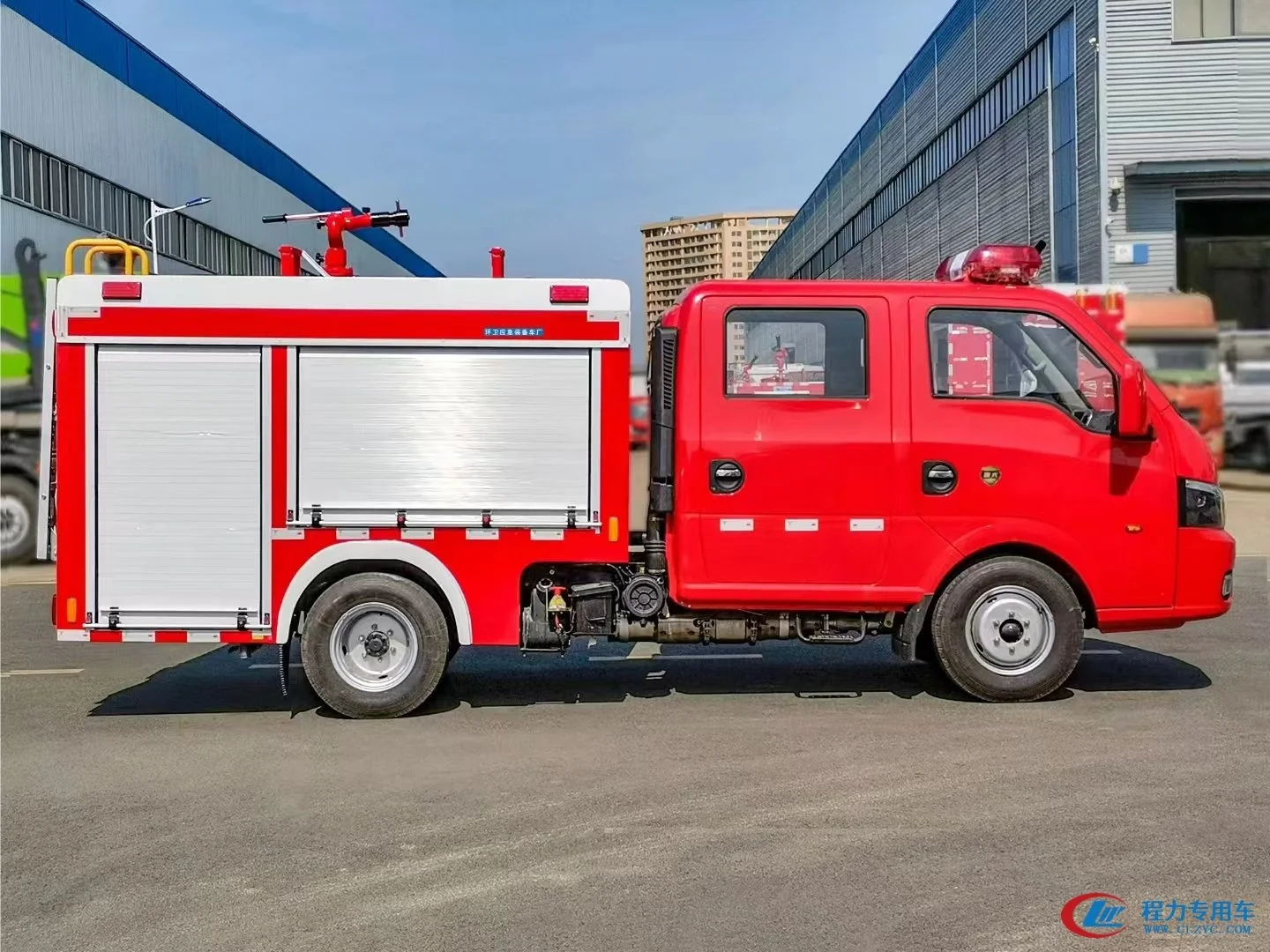 High-quality 4*2 1800L Water tank fire truck Stainless steel mobile water tanker used for fire fighting