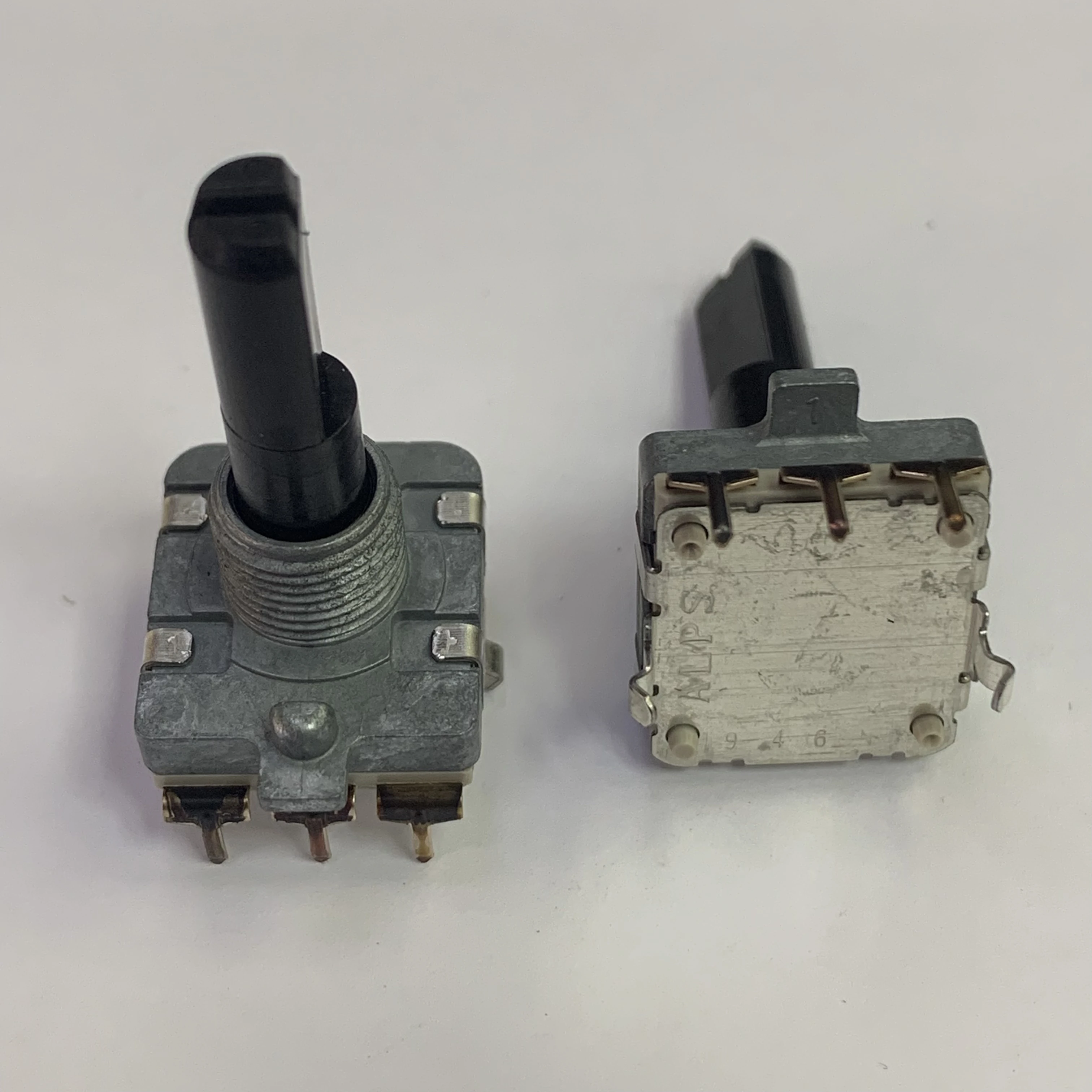 Japan ALPS import volume of 14 double-volume rotary potentiometer RK14K double 7 feet B20K potentiometer (switch)