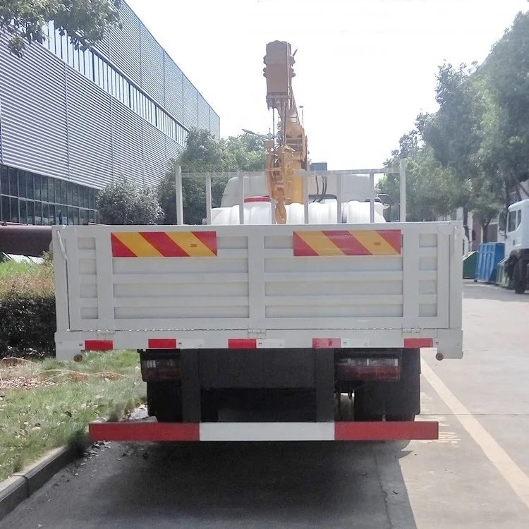 Кран с прямым кронштейном 2 тонны 3 тонн установлен на 5-тонном легком грузовике Dongfeng пластиковым резервуаром для воды