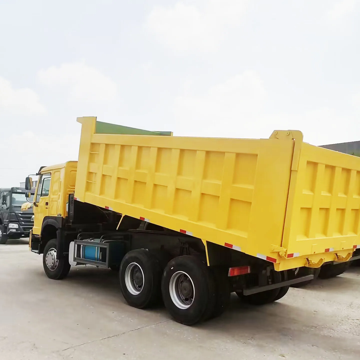 Heavy Duty Sinotruck Howo 6X4 10 Wheeler Dump Truck Price
