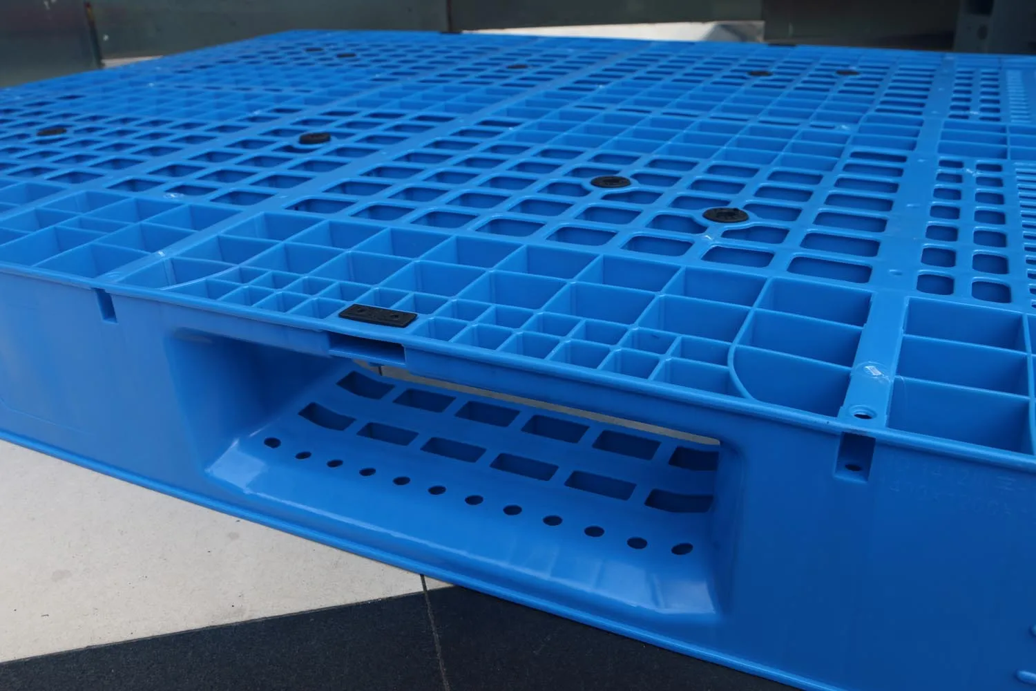 NEXARA Dynamic Load Euro Plastic Pallet 4T 1513 1500*1300*170mm Grid Surface Three Runner Single Faced Storage Transportation