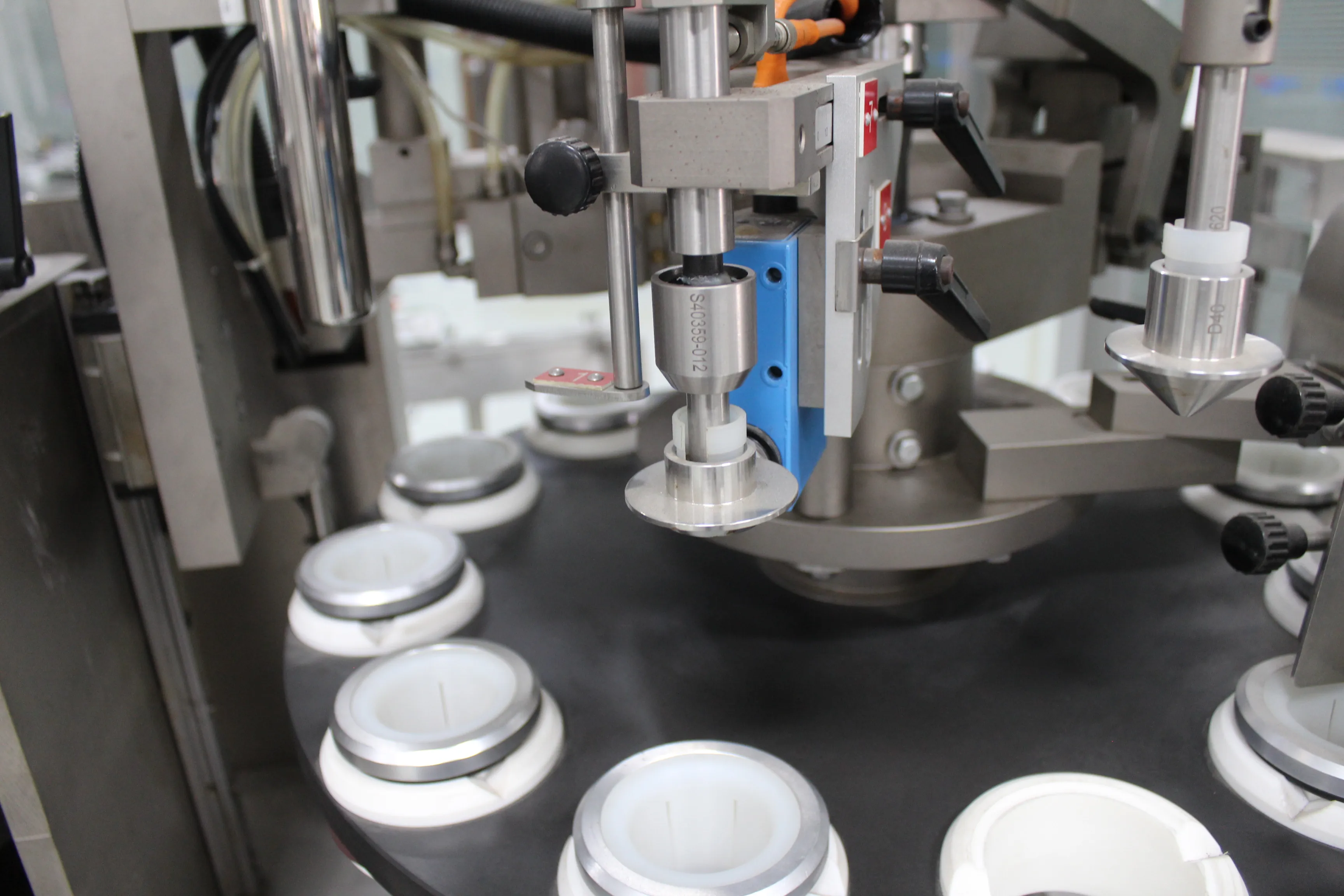 Automatic Tube Filling Sealing Packaging Machine For Cosmetics