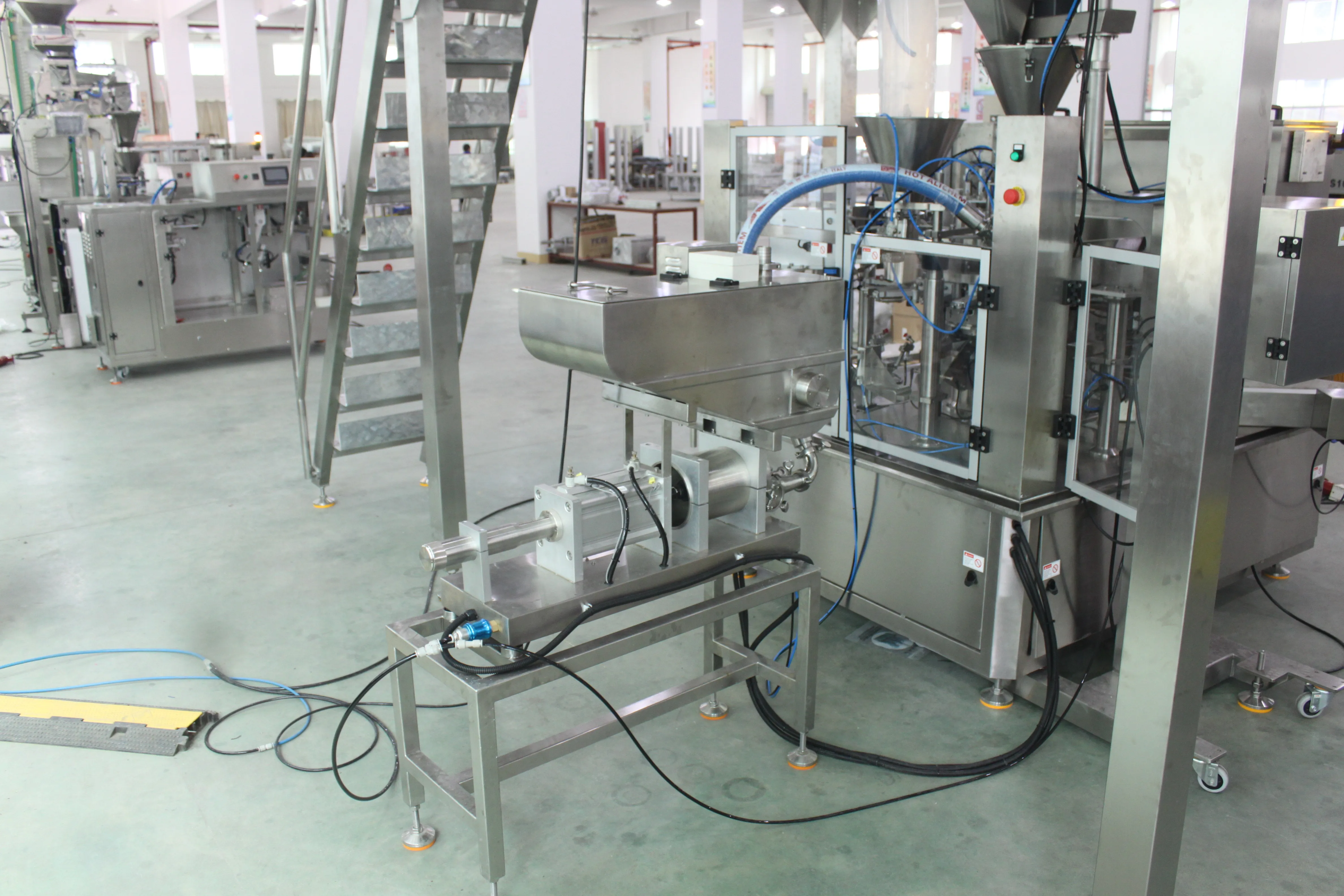 Automatic Liquid Tomato Paste Sauce Packaging Bag Packing Machine Plastic Packaging 50kg 500-2000ml 1-20pcs/min 1200*400*500