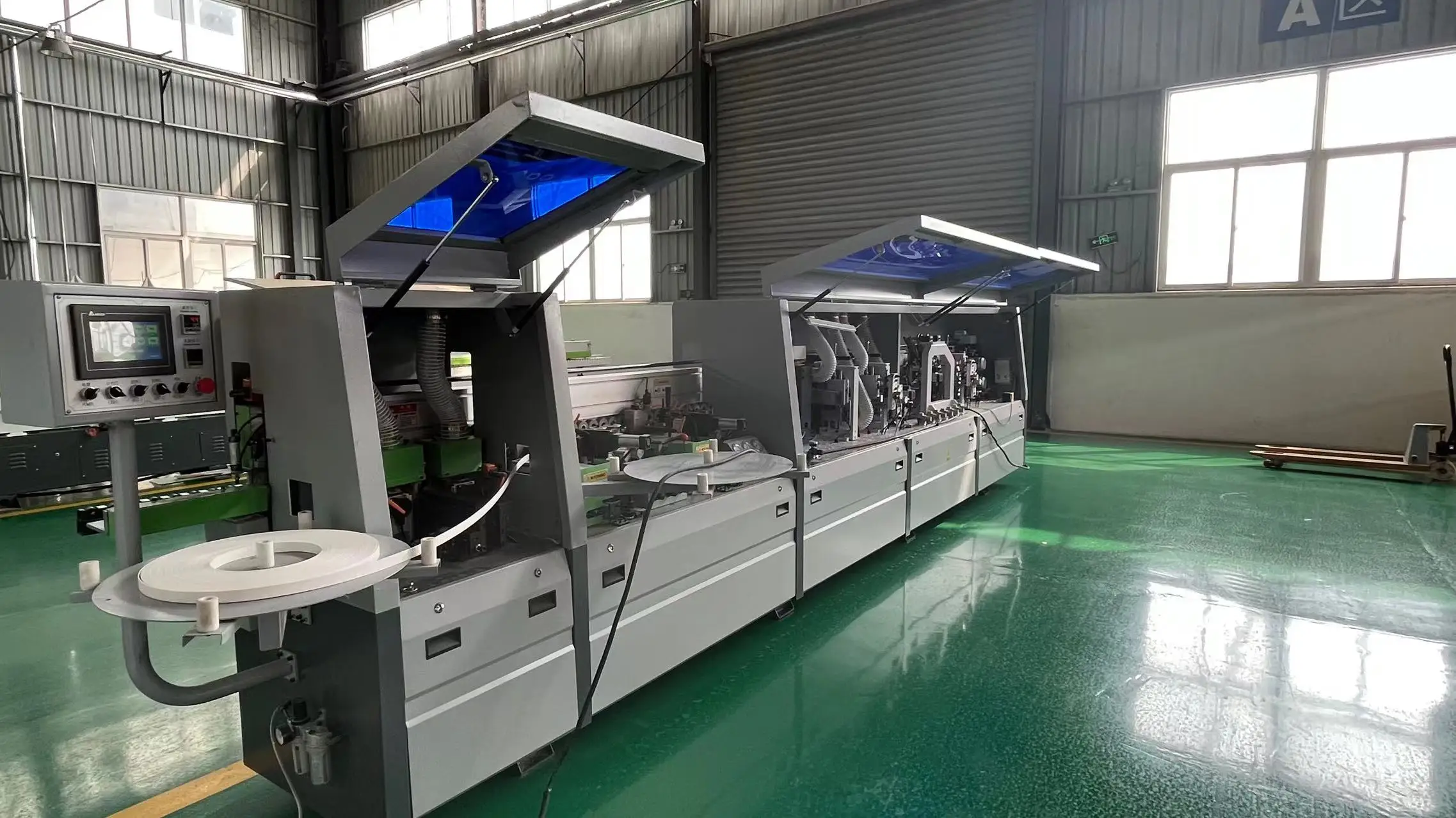 Automatic PVC Edge Banding Machine for Wood Furniture Straight Edge Bander New Motor Core Component