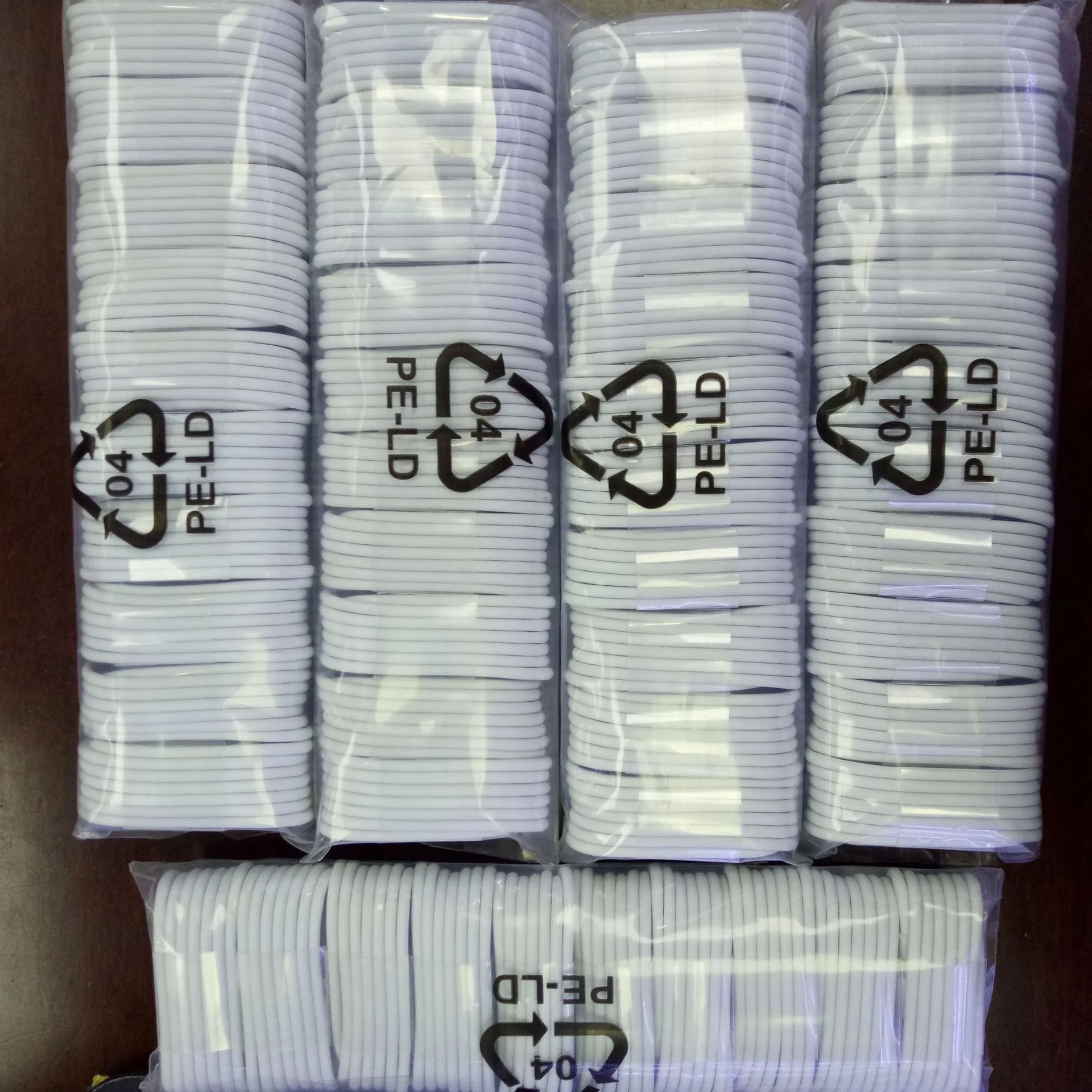 Factory Wholesale TPE Fast Charging USB Cable 2.1A 8Ping 3FT 6FT 10FT Customizable Logo cable  for iPhone 14Pro X 13 13 Pro Max