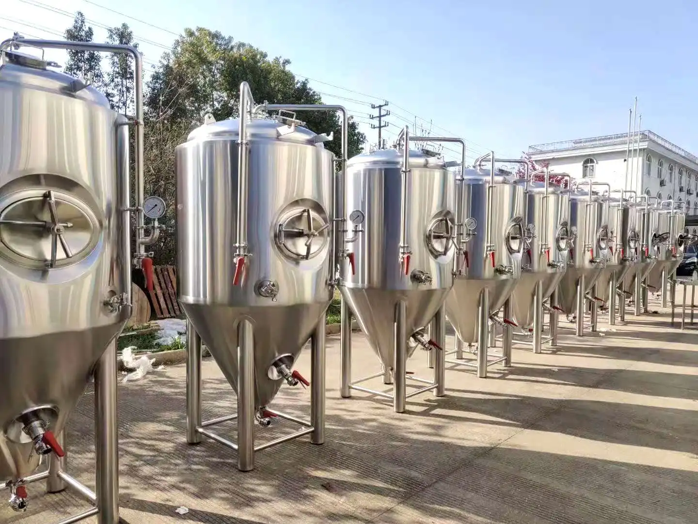 Резервуар для брожения пивоварения, пивоваренное оборудование, машина для производства пива
