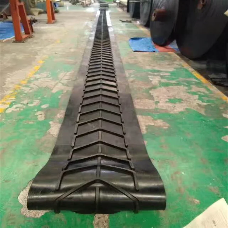 Corrugated edge retaining conveyor belt for large angle conveying