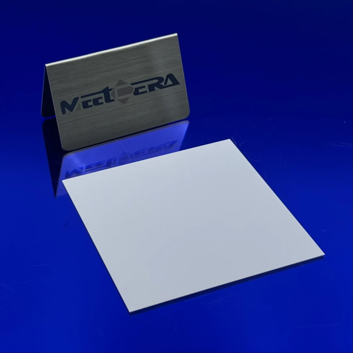 Aluminum oxide ceramic substrate for electrical insulation and thermal conductivity