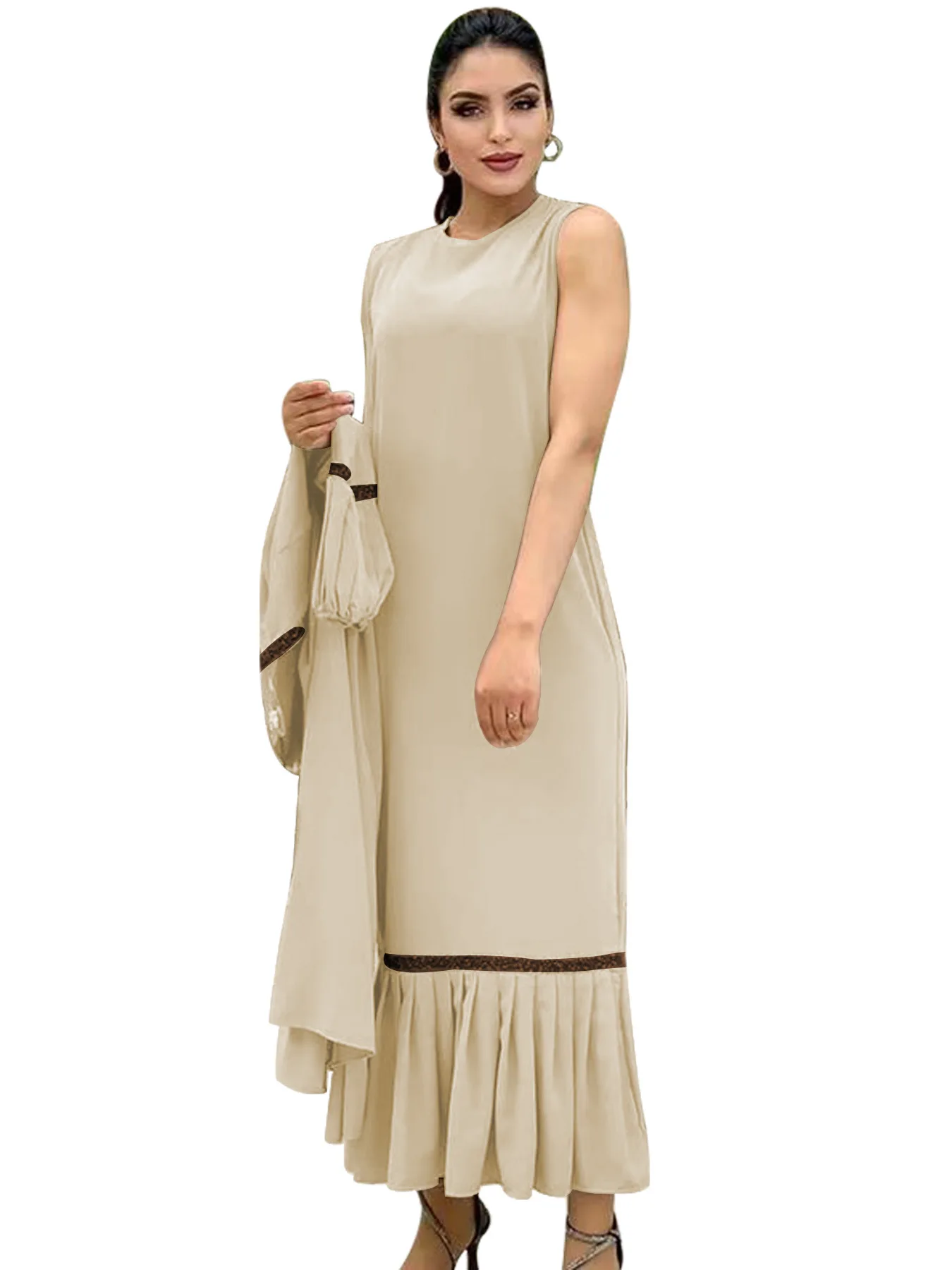 A trendy and elegant Middle Eastern dress paired with a popular new colored pearl in Europe and the United States