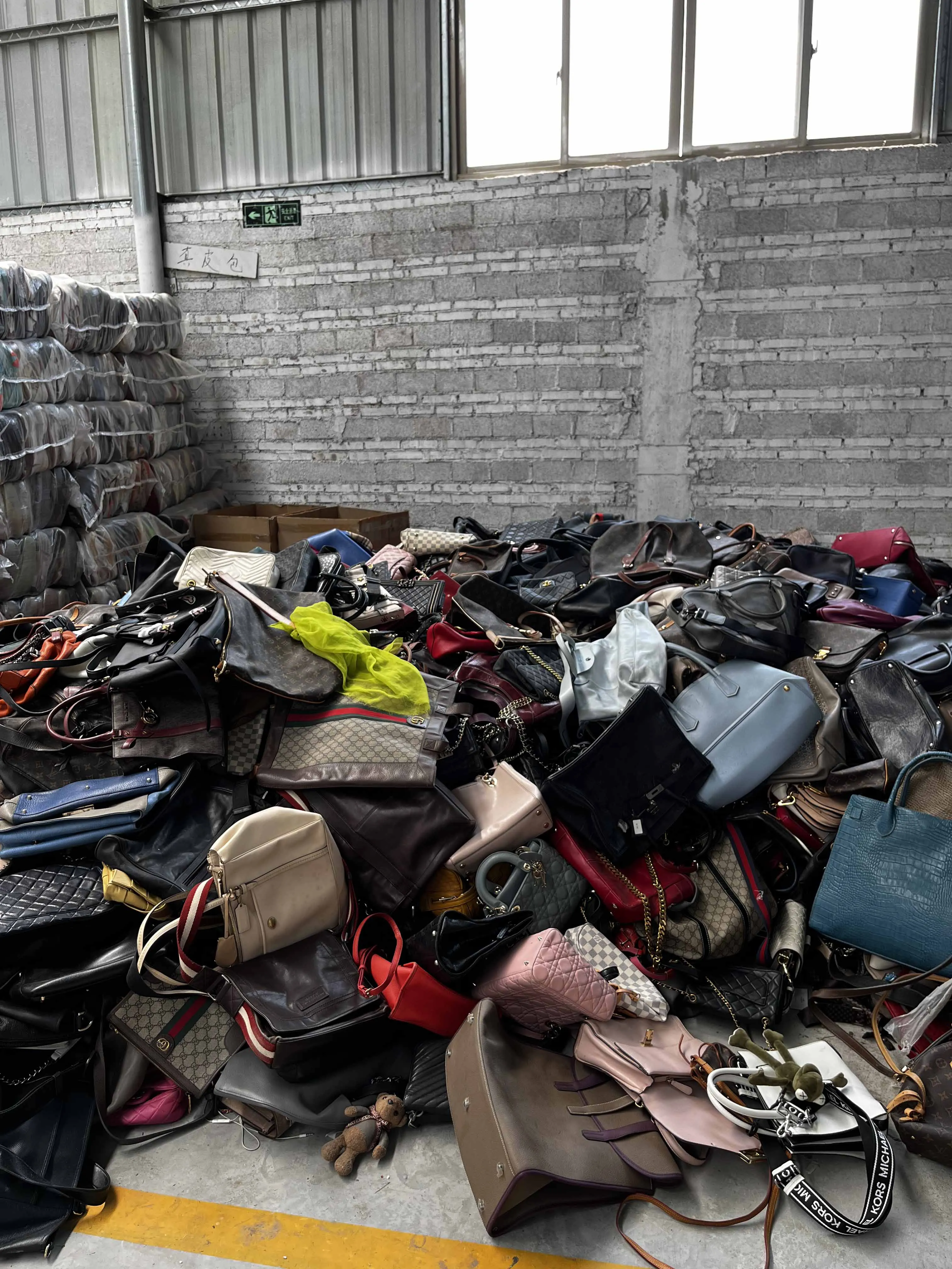 Low cut sports shoes inventory used shoes brand 90% new second hand shoes in bales