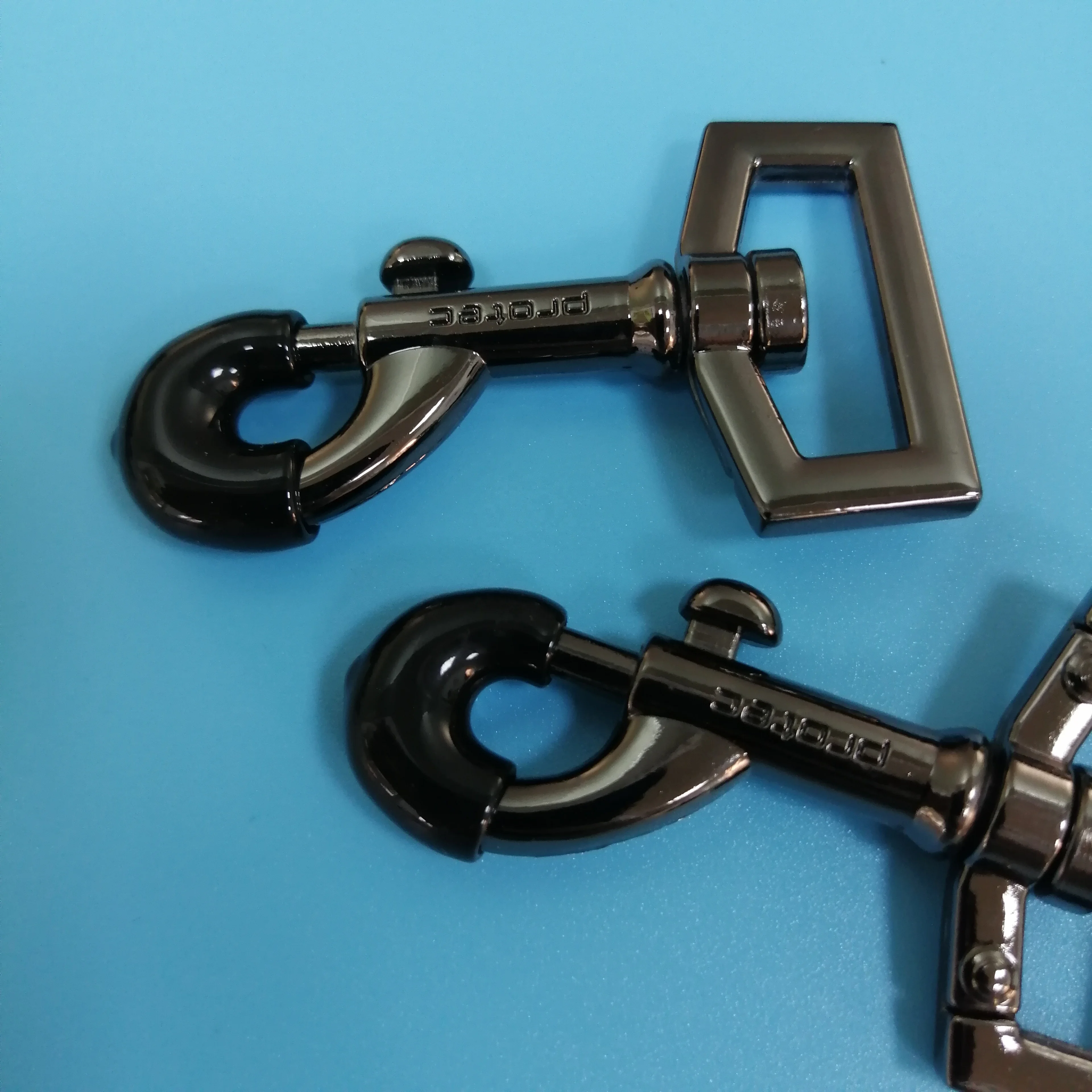Professional manufacture metal hardware customized colors PVC plastic dipping anti-slip coating