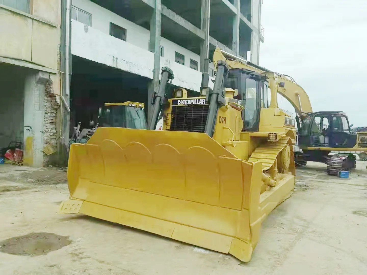 Гусеничная машина CAT D7H гусеничный бульдозер б/у по низкой цене