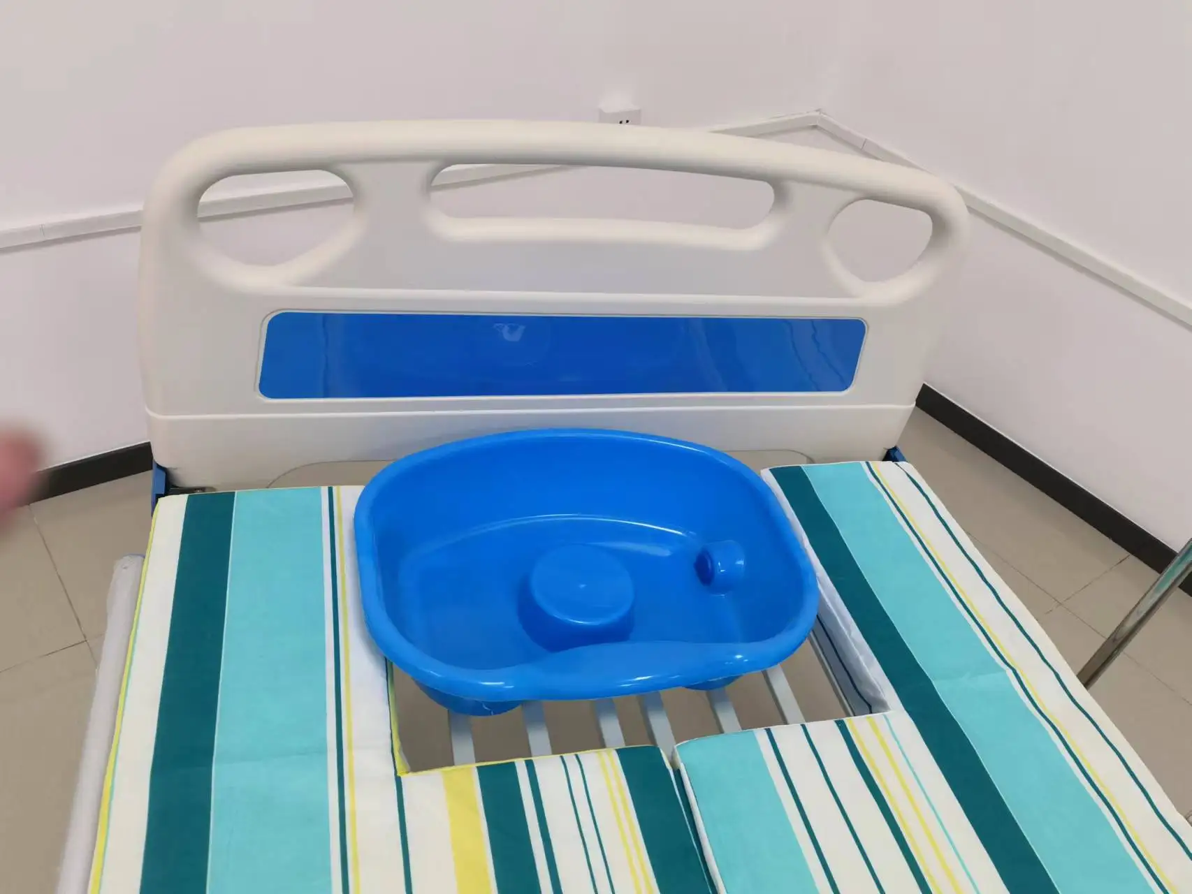 5 functions Manual hospital bed with toilet bedpan with 3 crank patient bed for paralyzed use