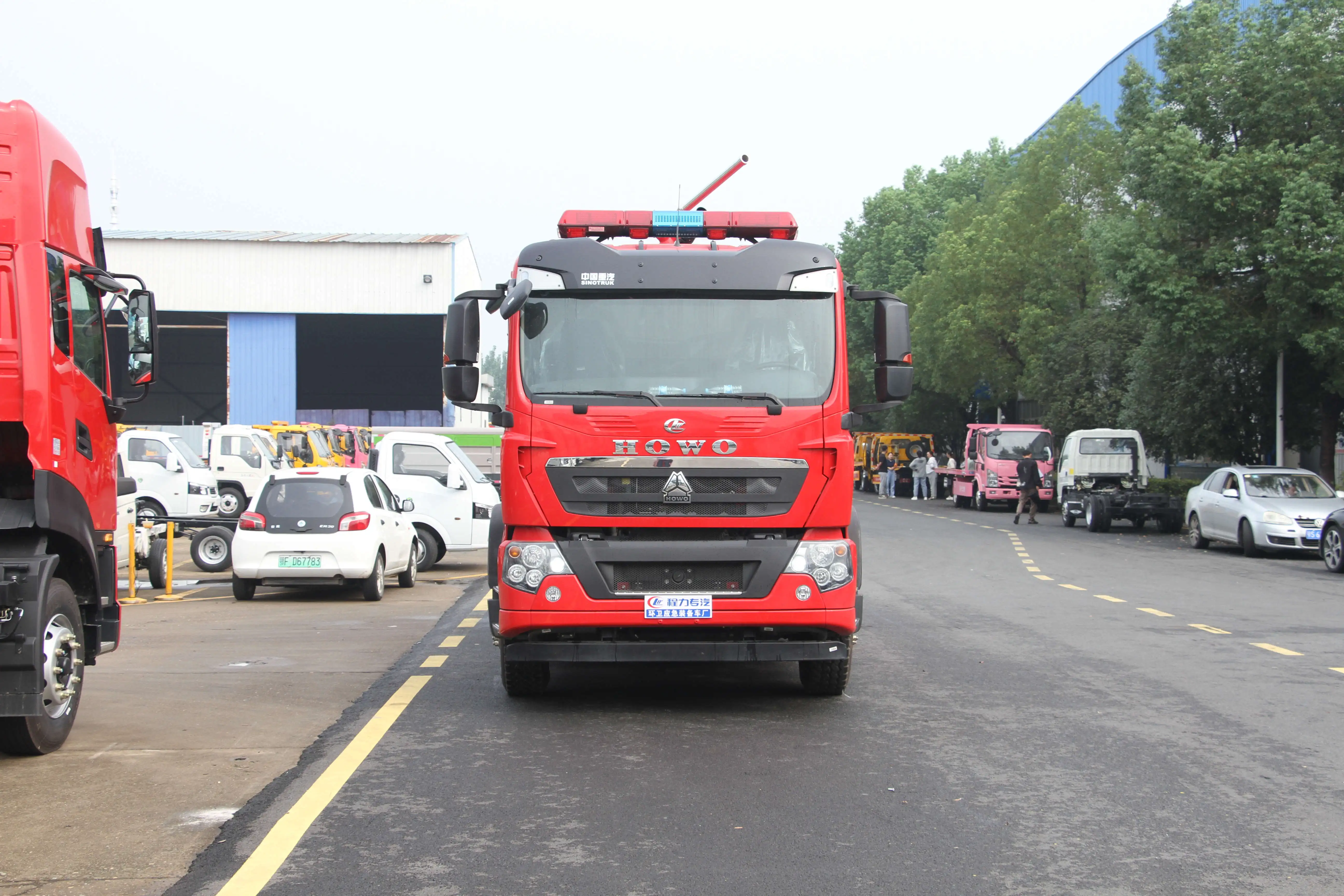 High quality innovation to improve fire fighting efficiency Sinotruck production of fire trucks for sale