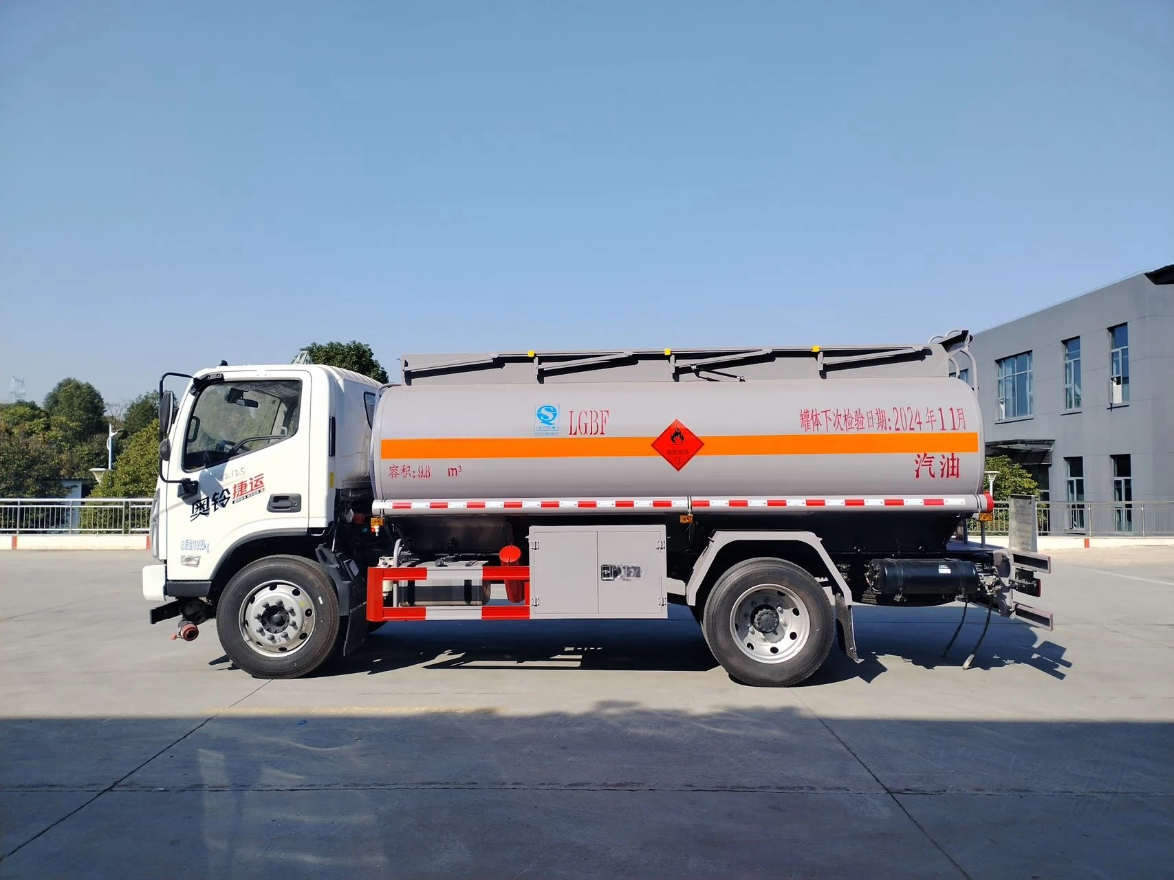 Dongfeng 4x2 13m3 Oil Transport Truck - Reliable Fuel Tanker for Refueling