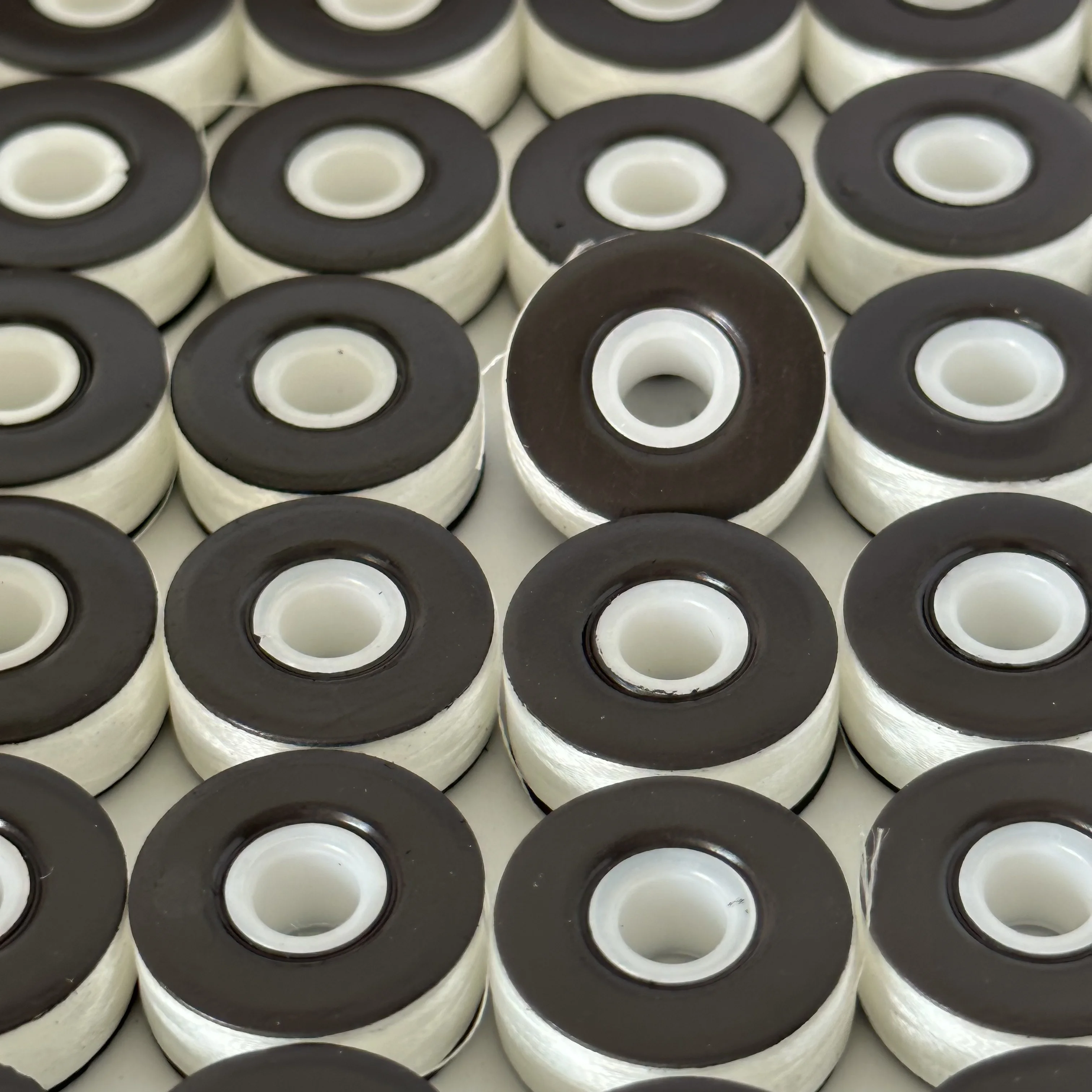 Magnetic Side Bobbin Bottom Thread L 75d/2 144pcs/box Pre-wound Bobbins For Embroidery