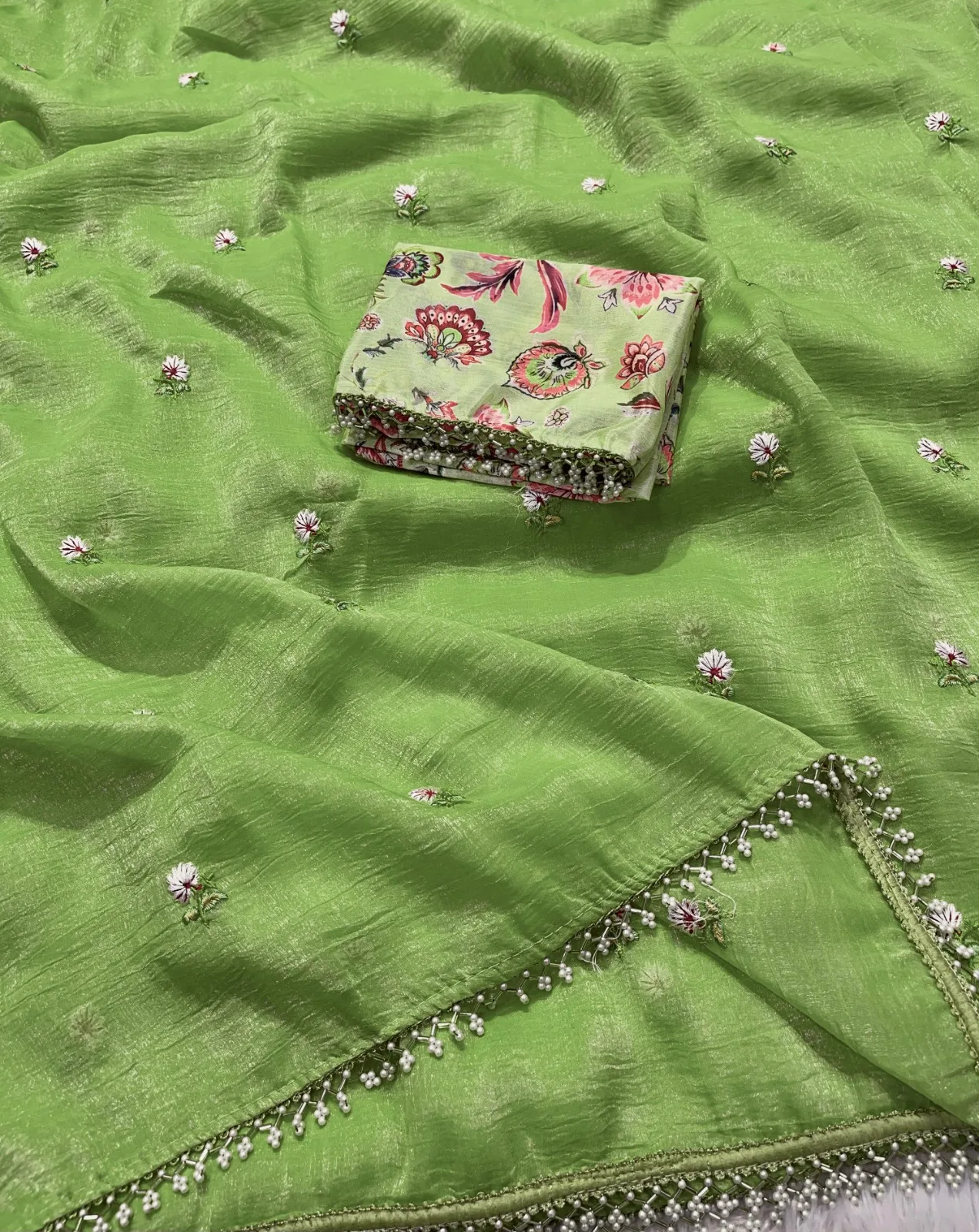 Новое поступление: шифоновое сари с цветочной вышивкой Moti Work Lace Border и блузка цифровым принтом в наличии 5 цветов