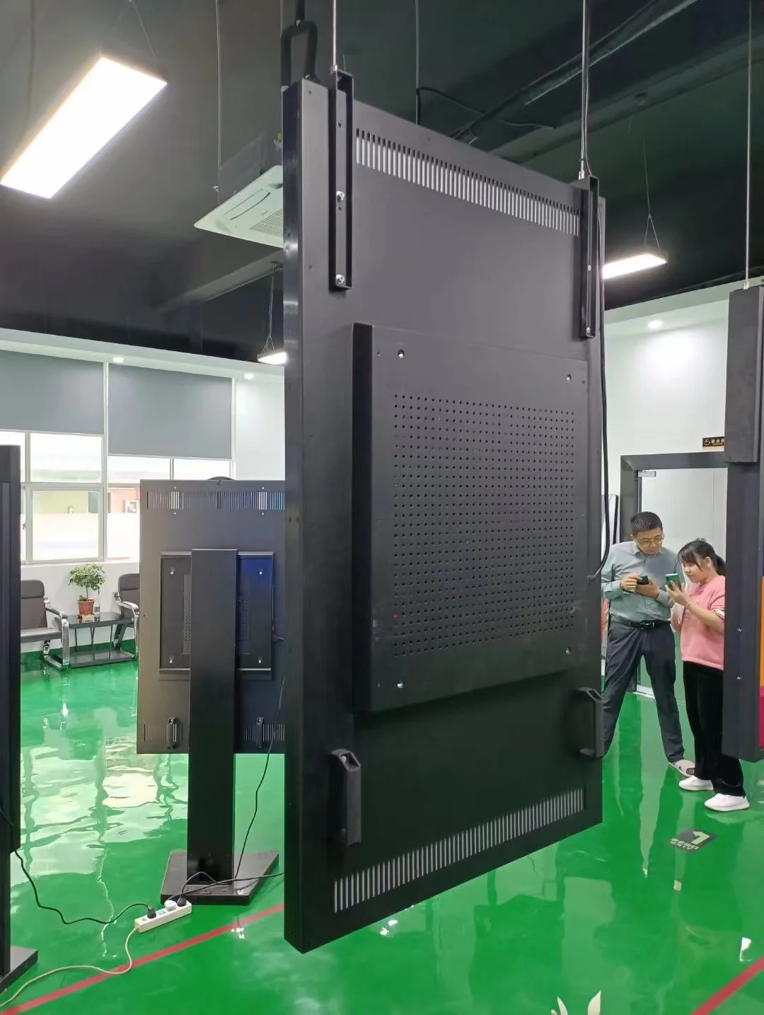 55 65 inch Sunlight Readable High Brightness LCD Digital Advertising TV Screens For Window Displays Monitor