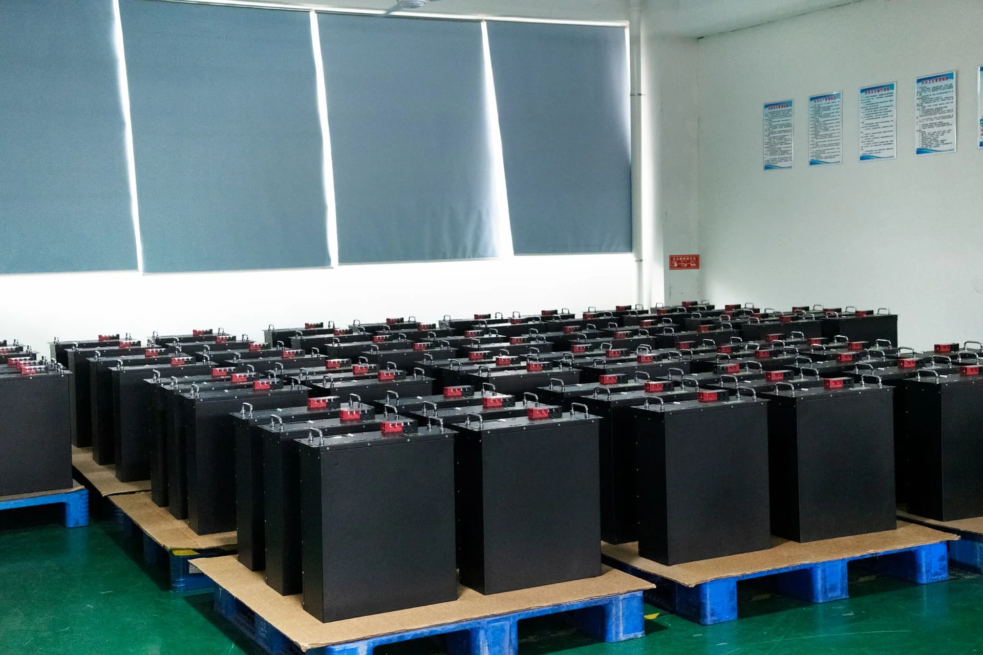 Stock Lifepo4 Solar Lithium Ion Battery Pack 100AH 200AH 24V 48V 5KW 10KW 15KW 20KW Rack Mounted Lithium Battery
