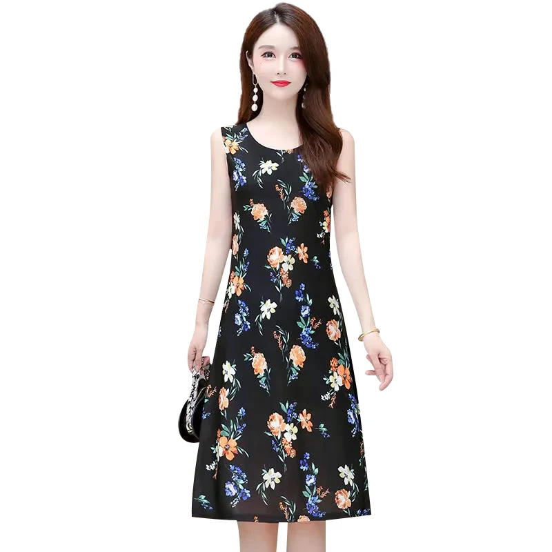 
Mother wears a vest and wears a large size dress that covers the belly and is thin. Middle-aged female summer ice silk skirt 