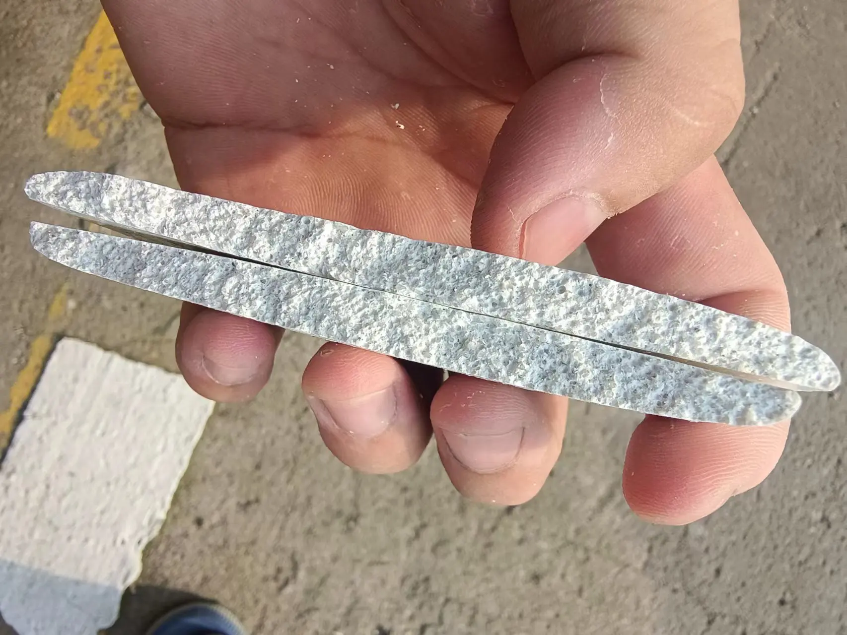 Best price High Reflective Thermoplastic Luminous Road Paint for Road Park Road Sign Construction Used Paint With Glass Bead