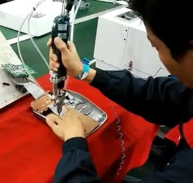 Handheld screwdriver to tighten glasses with automatic screw feeding system