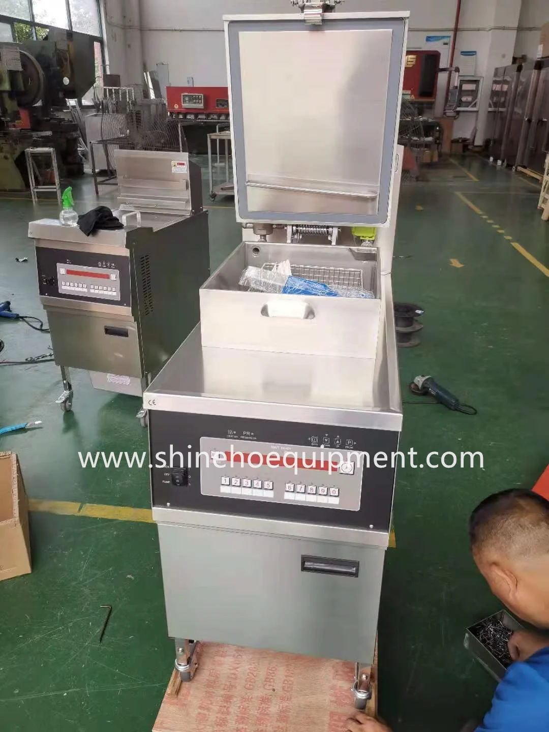 SHINEHO Luxury Design Gas Pressure Fryer with Easy-to-Clean Oil Filtration Luxury Style Gas Pressure Fryer With Oil Filter