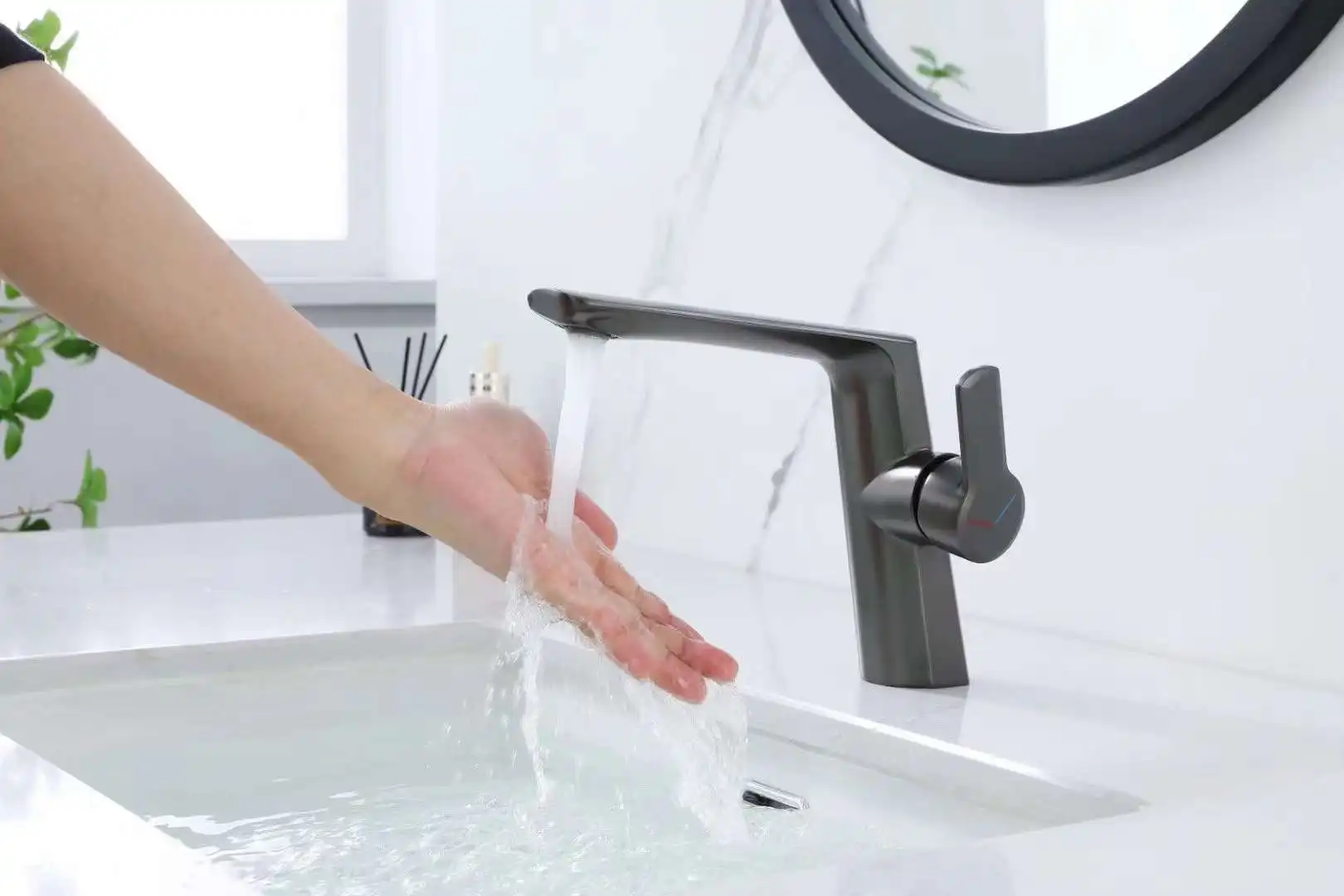 Modern Bathroom Sink Faucet Single Handle Deck Mounted Wash Basin Water Tap Hot and Cold Mixer Basin Faucet