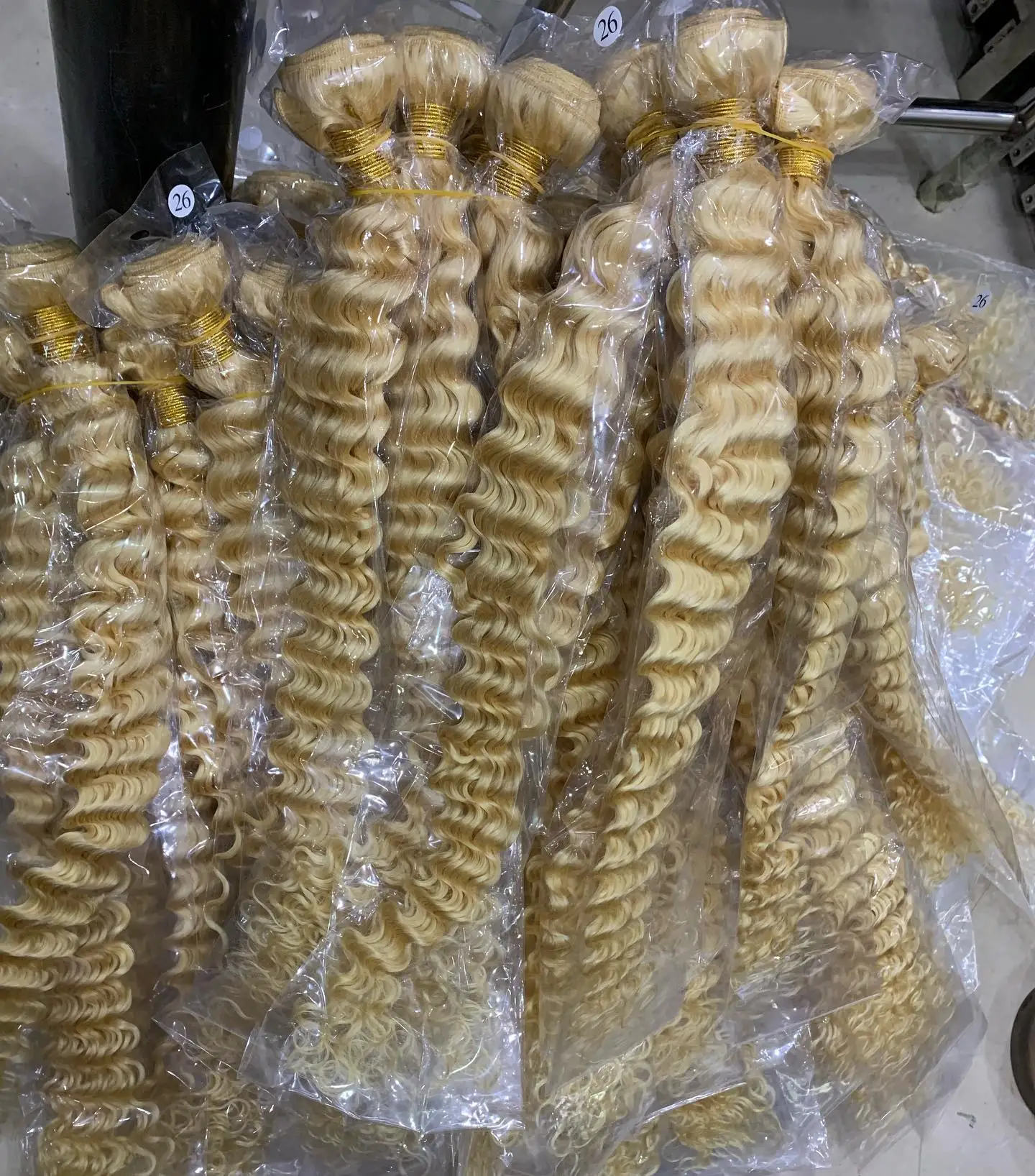 2024 Hot Sale 613 Blonde Bundles Frontal Hair Weave Free Sample Raw Wefted Human Hair Extensions Curly Lace Closure Hair Bulk