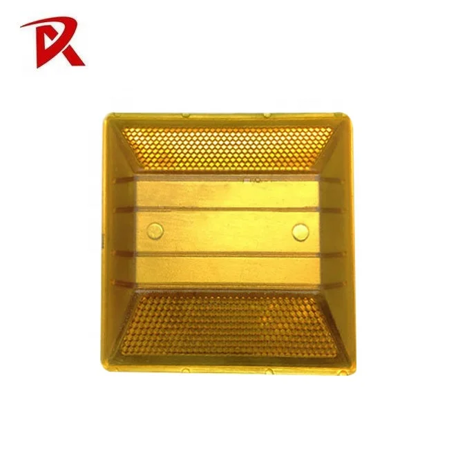 Пластиковый дорожный отражатель