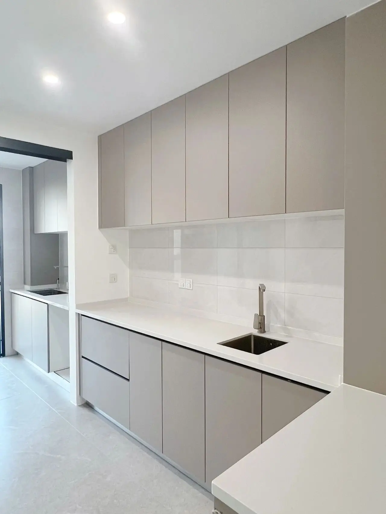 Custom European Full Morden Luxurious High End Grey Kitchen Shaker Style Cabinets with Glass Showcase