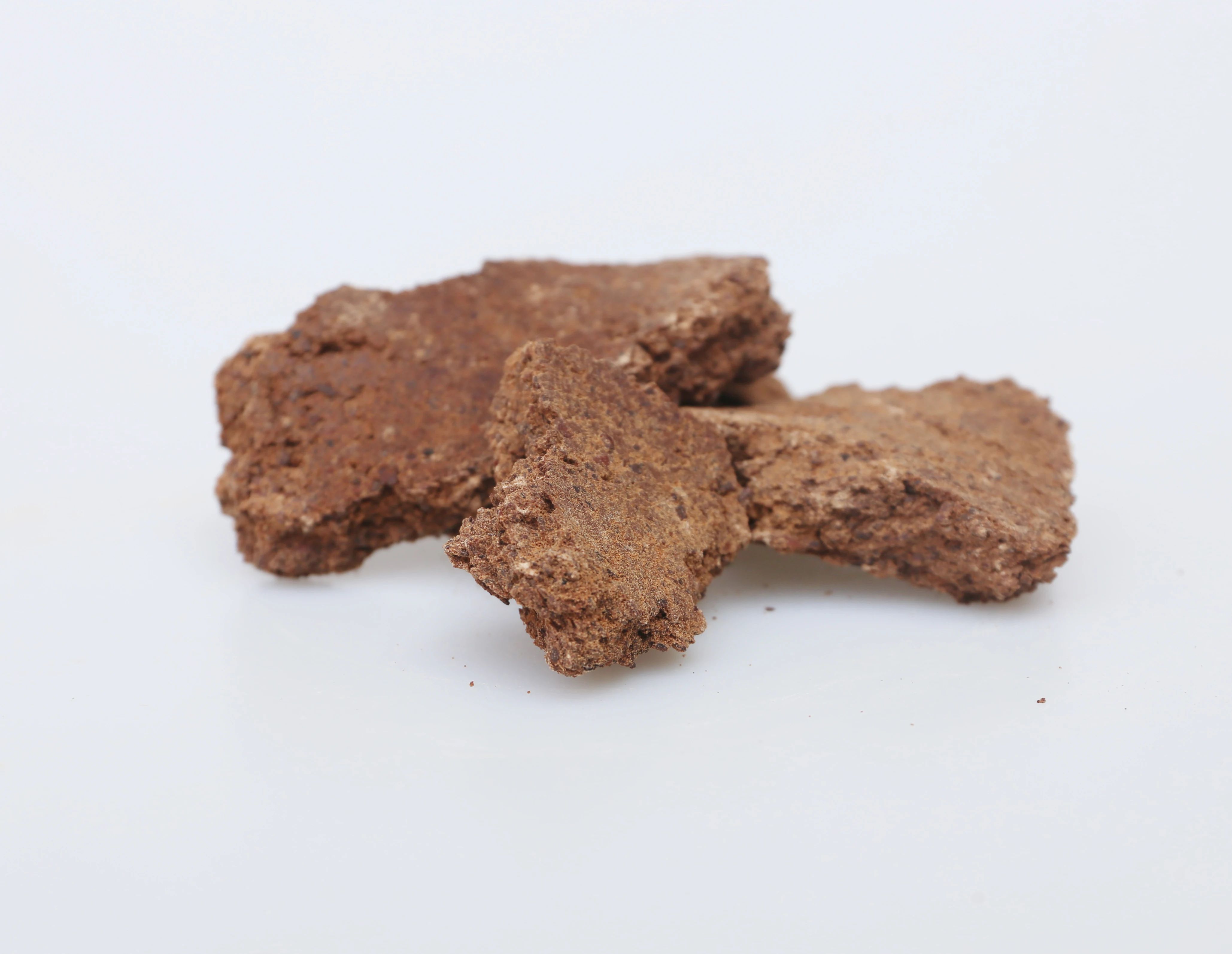 Organic tea seed meal, rich in nutrients, can be used as a natural organic fertilizer and feed to provide nutrients