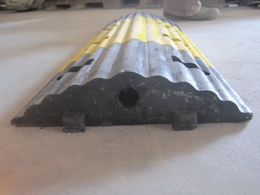 Visible Rubber Speed Bumps with Strip Road Speed Hump and Reflection Effect Durable and Rurable