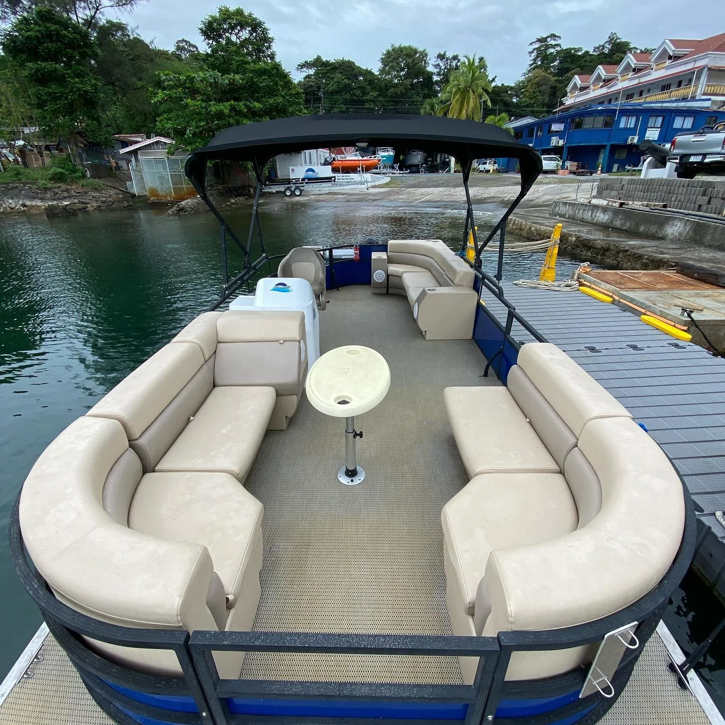 Ultra Lounger Allsea 23FT Tritoon с центральным местом хранения и сиденьями спортивными