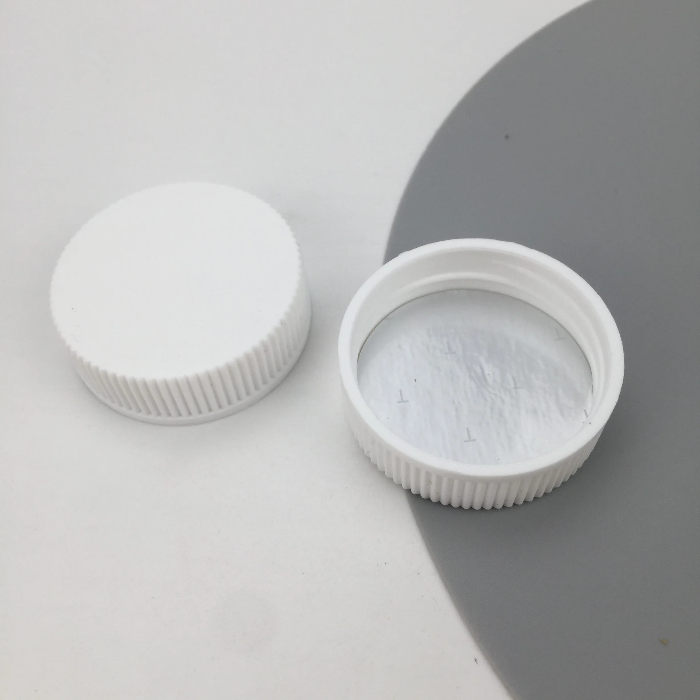 Black White Smooth Ribbed Plastic Screw Cap 38mm 38-400 PP Bottles with Foil Former Liner
