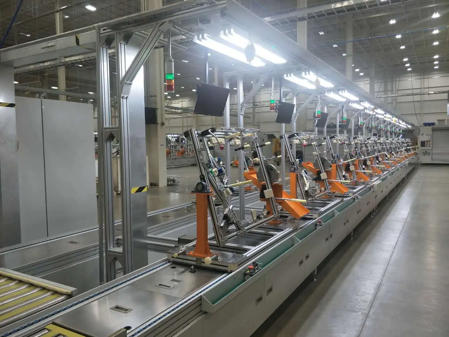 Pallet vertical lifting conveyor C Z L type reciprocating vertical hoist pallets up  down in factory warehouse  crossing floors