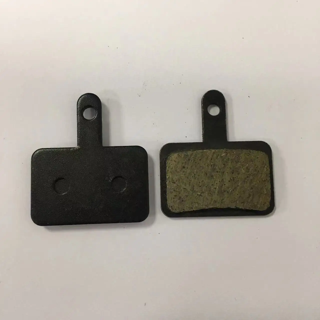 Semi-Metallic MTB Bicycle Disc Brake Pad Bike Hydraulic Disc Brake Pads Resin Cycling Brake Pads for SHIMANO SAINT QUADIEM