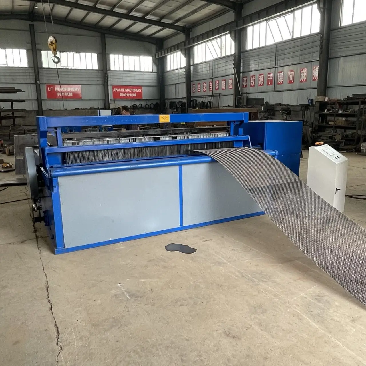 APACHE 0.5-2.5 1.5~5 2-6   6-12mm FULL AUTOMATIC crimped wire mesh weaving welding   machine equipment