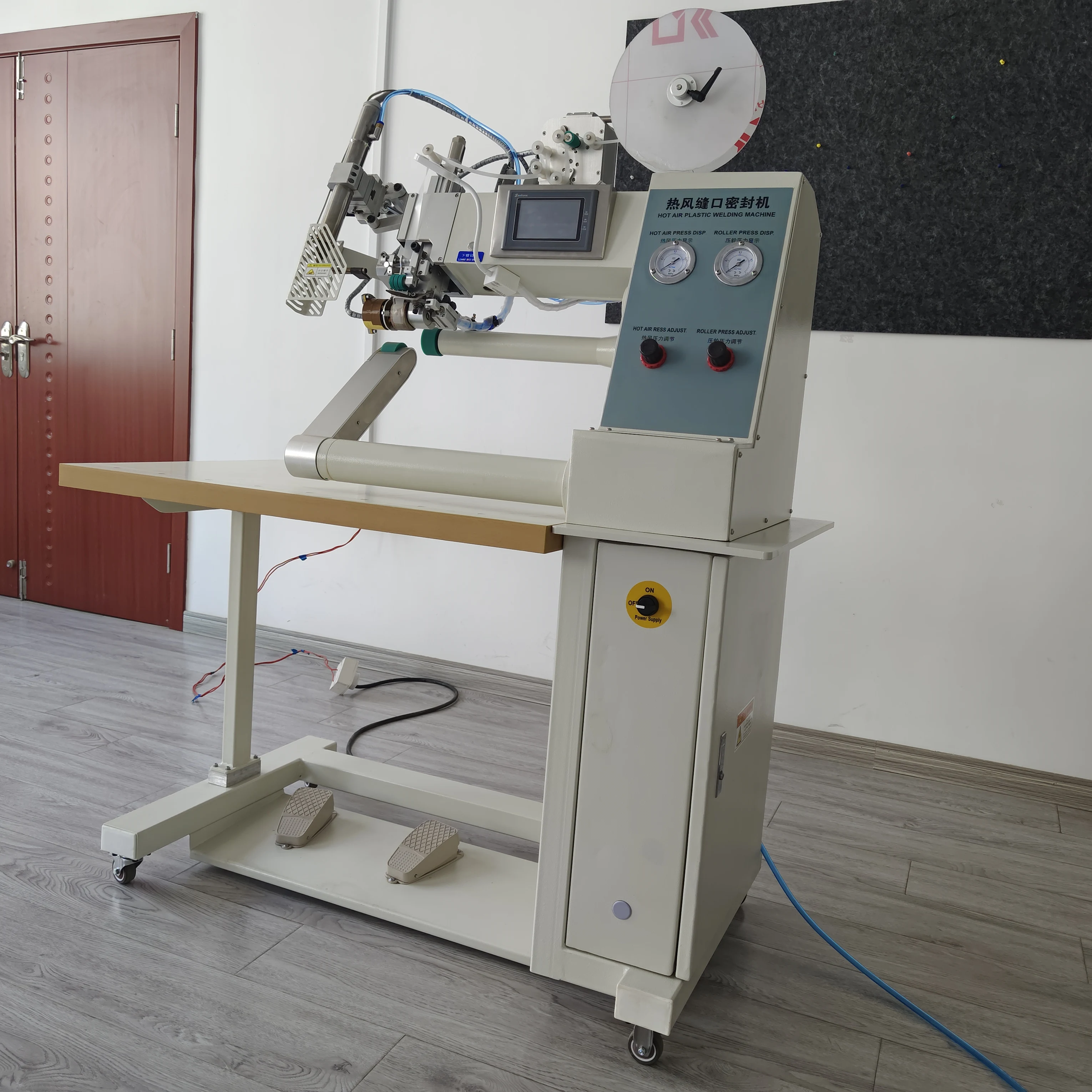 European Standard Hot Air Tape Sealing Machine For Waterproof Shoe Taping With Tape Feeding Function