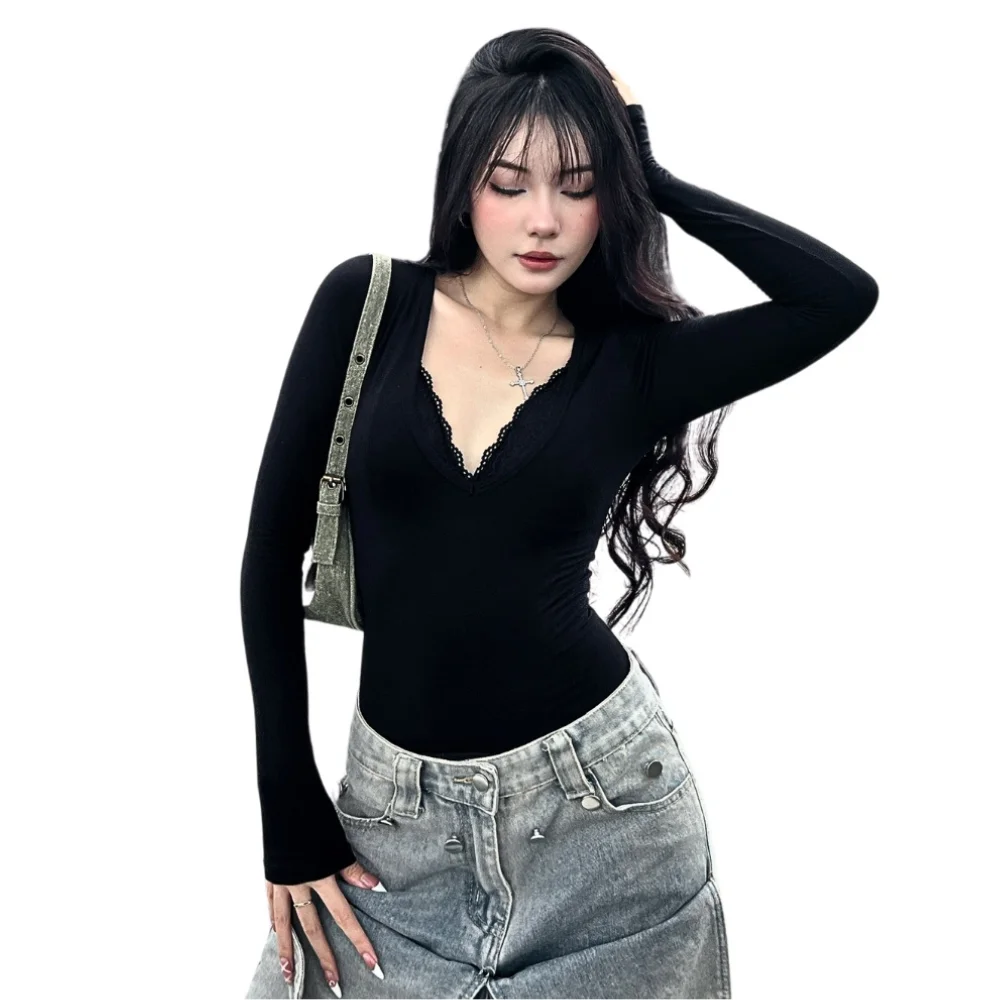 Женский топ с глубоким V-образным вырезом