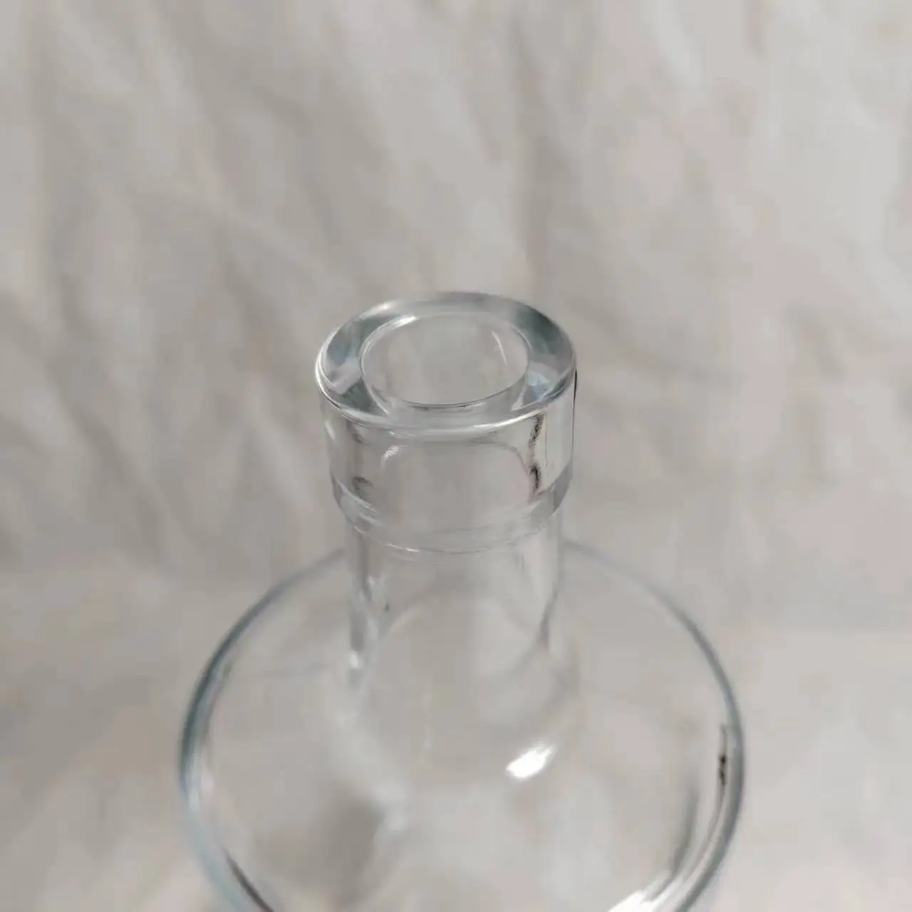Wholesale custom bar popular cylindrical transparent whiskey Vodka bottle 500ml 700ml glass bottle with cork