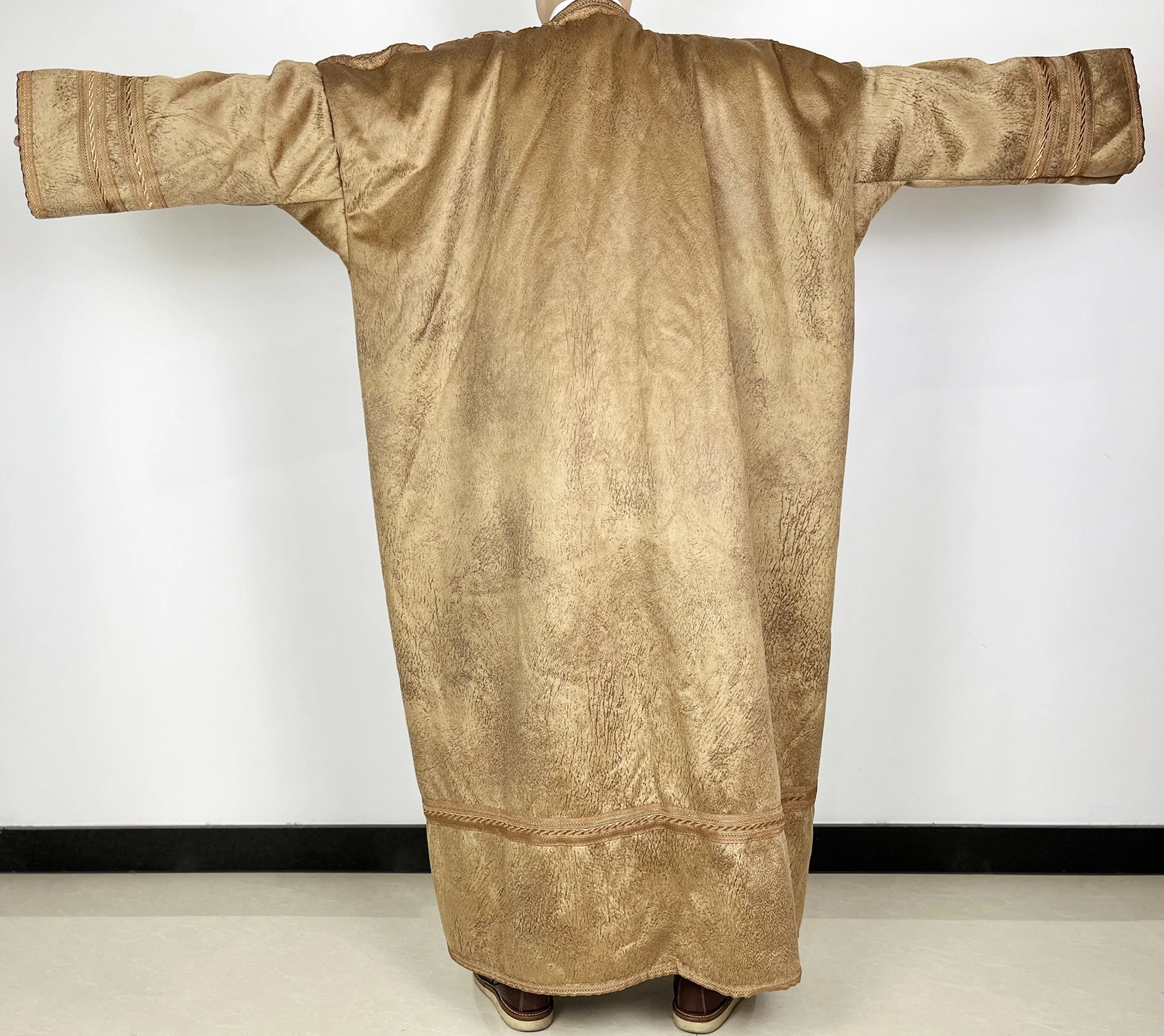 Wholesale Oem New Arrival Custom Islamic Saudi Arabian Winter Thick Warm Chamois Leather Cloak Kuwait Bisht For Men
