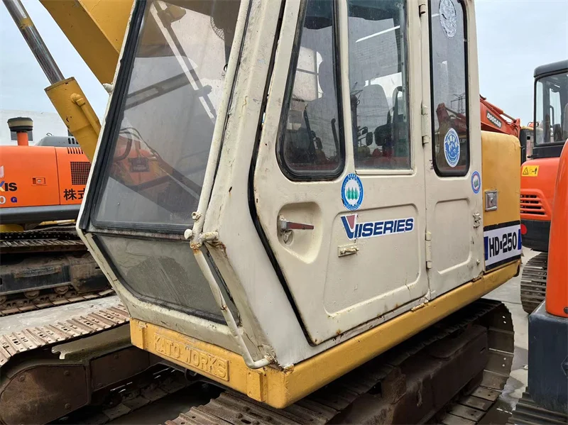 Used KATO HD250 Japan Made Mini Hydraulic Crawler Excavator Digger Earth Moving for Sale