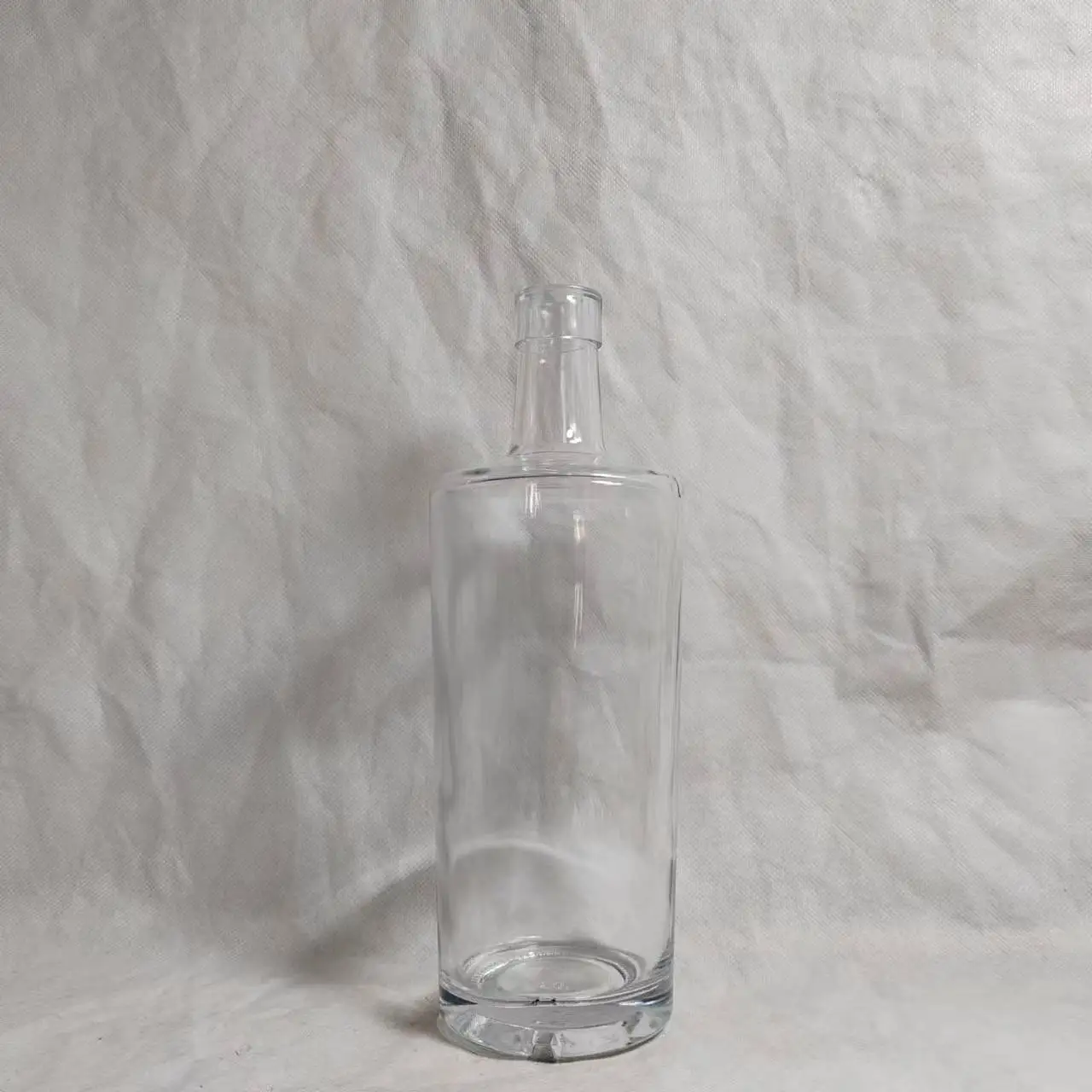 Wholesale custom bar popular cylindrical transparent whiskey Vodka bottle 500ml 700ml glass bottle with cork