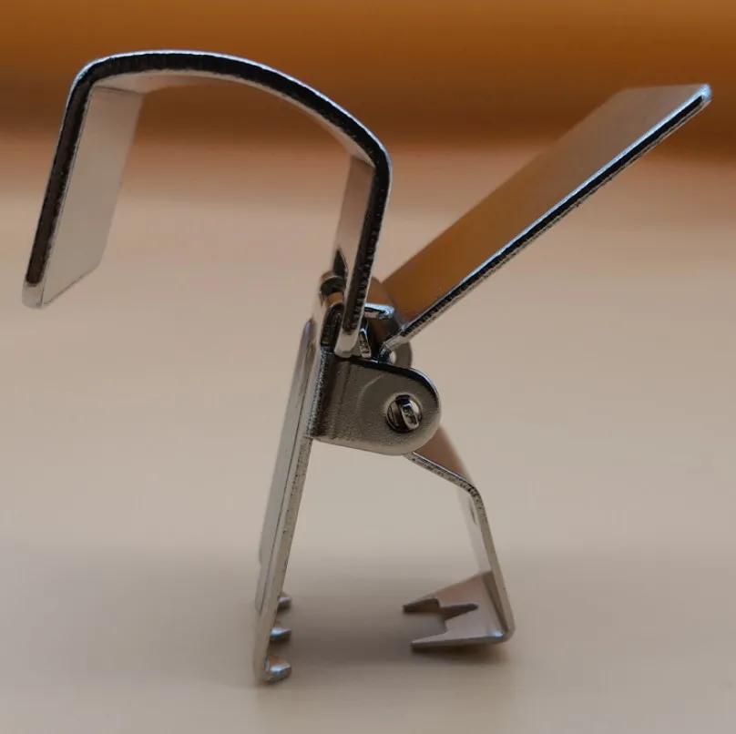 Factory Metal Anti-looping Stamping Hanging Stainless Steel Clamp Carpet Display Rug Clip