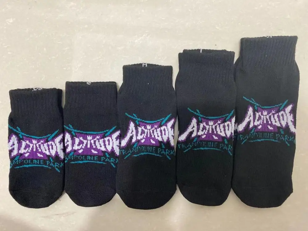 Customized logo playground anti slip grip socks indoor jump trampoline park socks for adults and kids