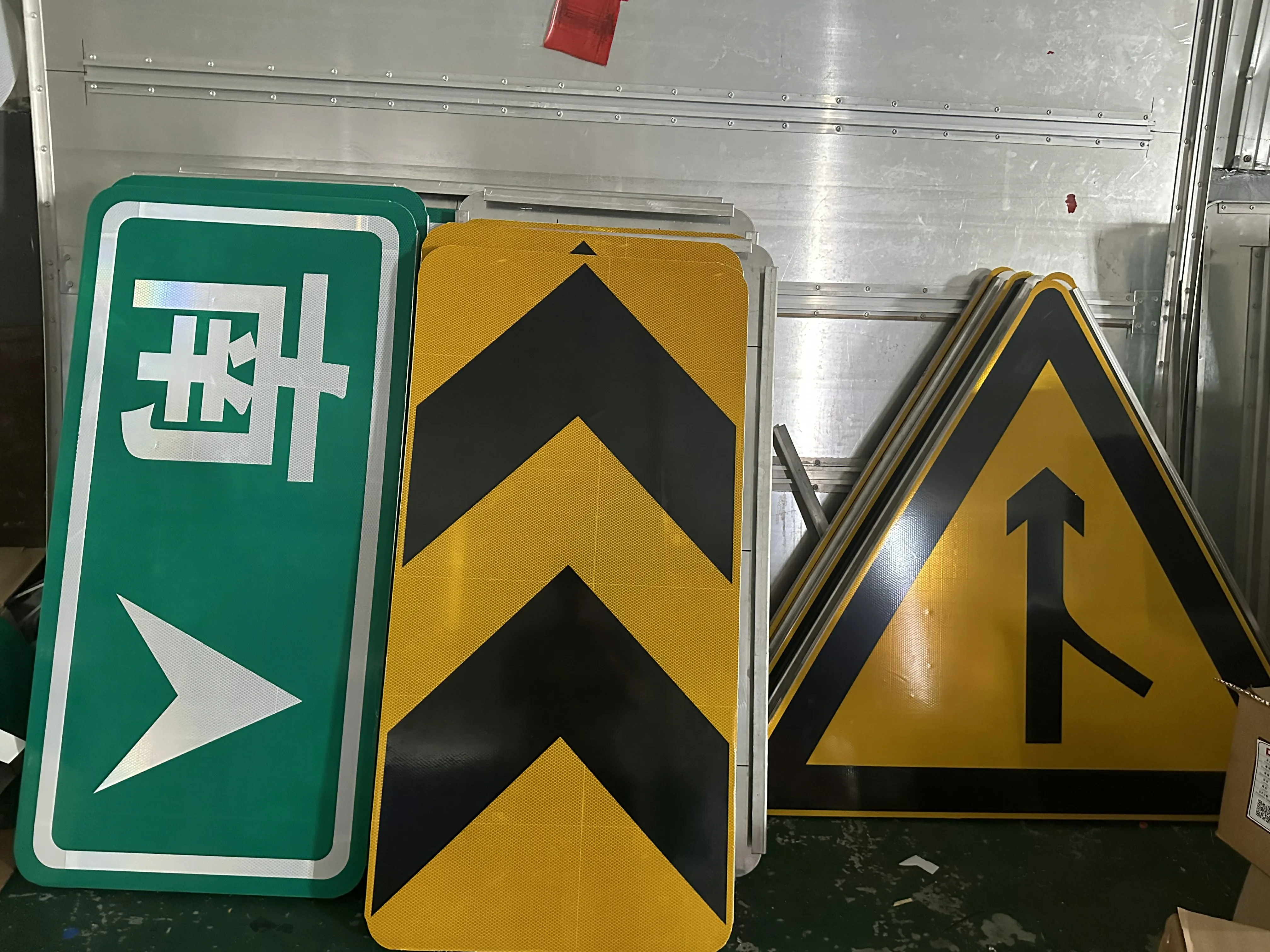 Top Sale Reflective Plastic PVC White Black Aluminum Street Parking Road Signs Safety Traffic Sign Warning Sign Price