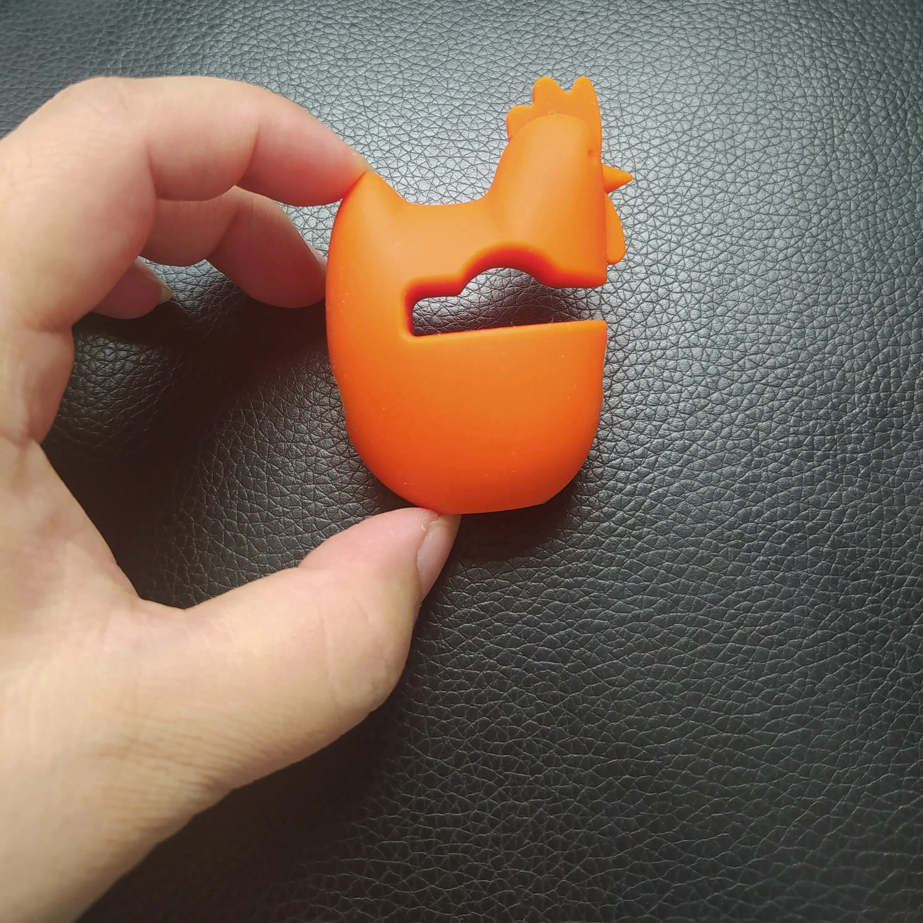 RTS Kitchen Funny Chicken Silicone Heat Resistant Spill Proof Clip Lid for Pot & Pan Spoon Holder